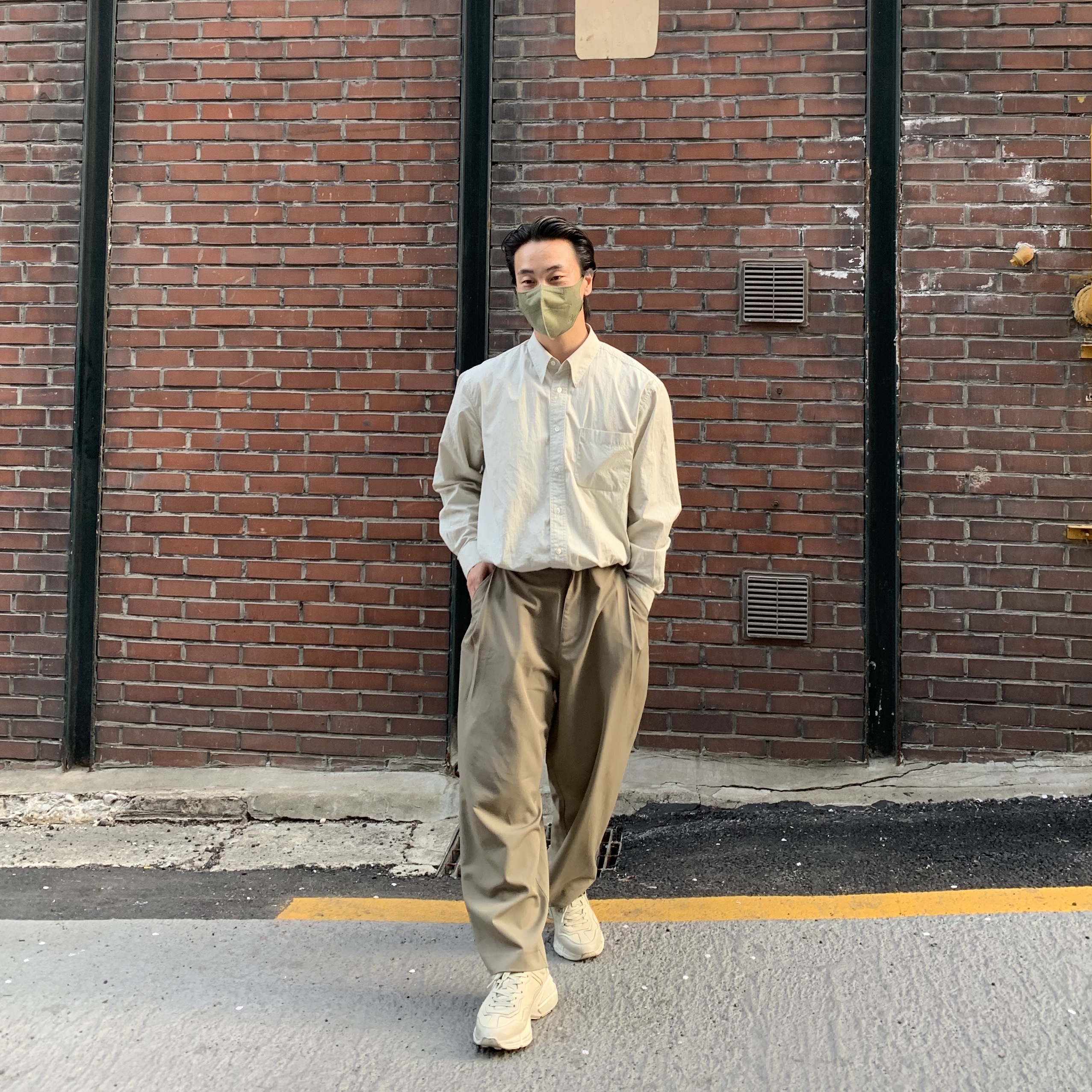 Gucci Rhyton Leather Sneakers Distressed Ivory 착용 스타일