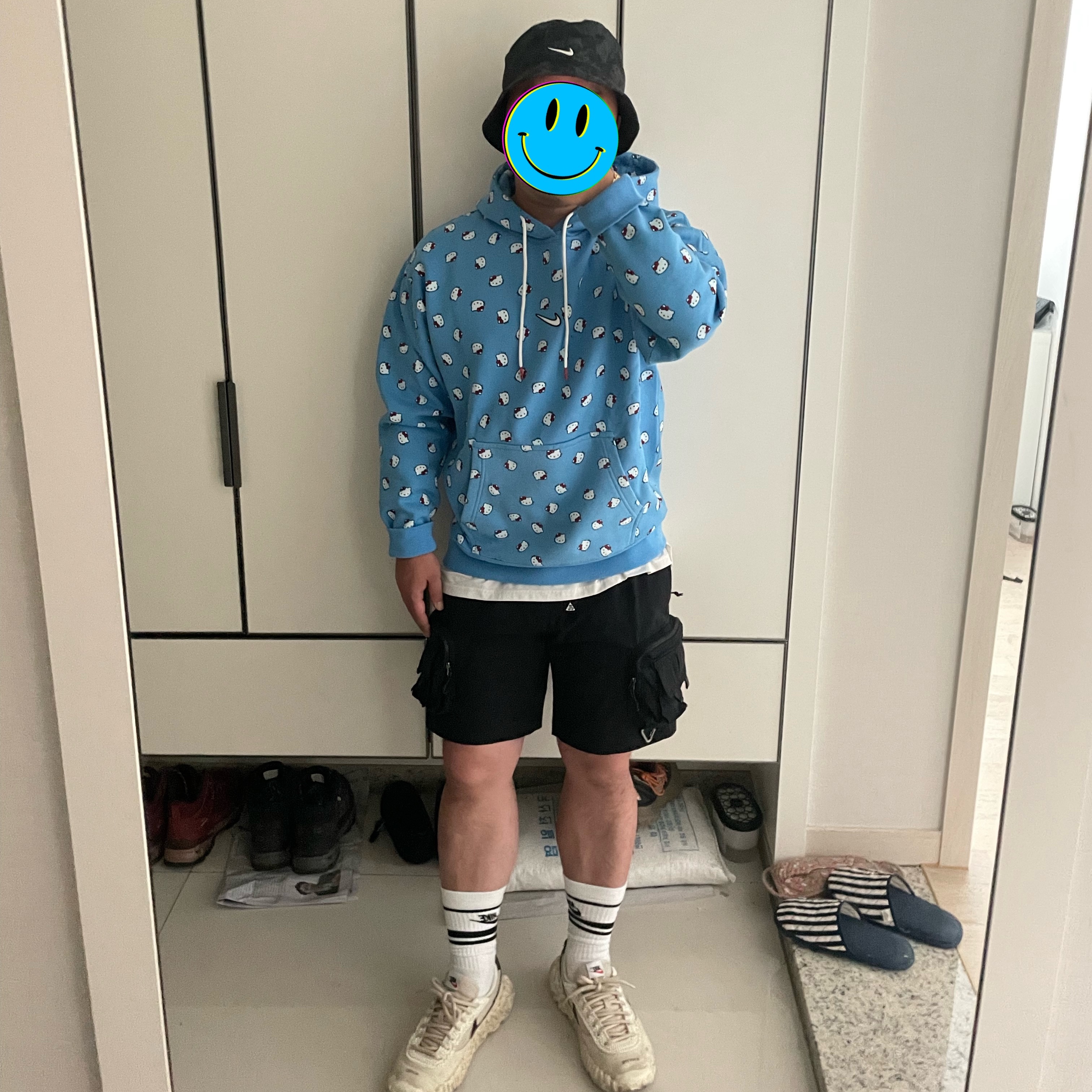 Nike x Hello Kitty NRG Fleece Hoodie Blue - Asia, Nike ACG Cargo Shorts Black - Asia 착용 스타일