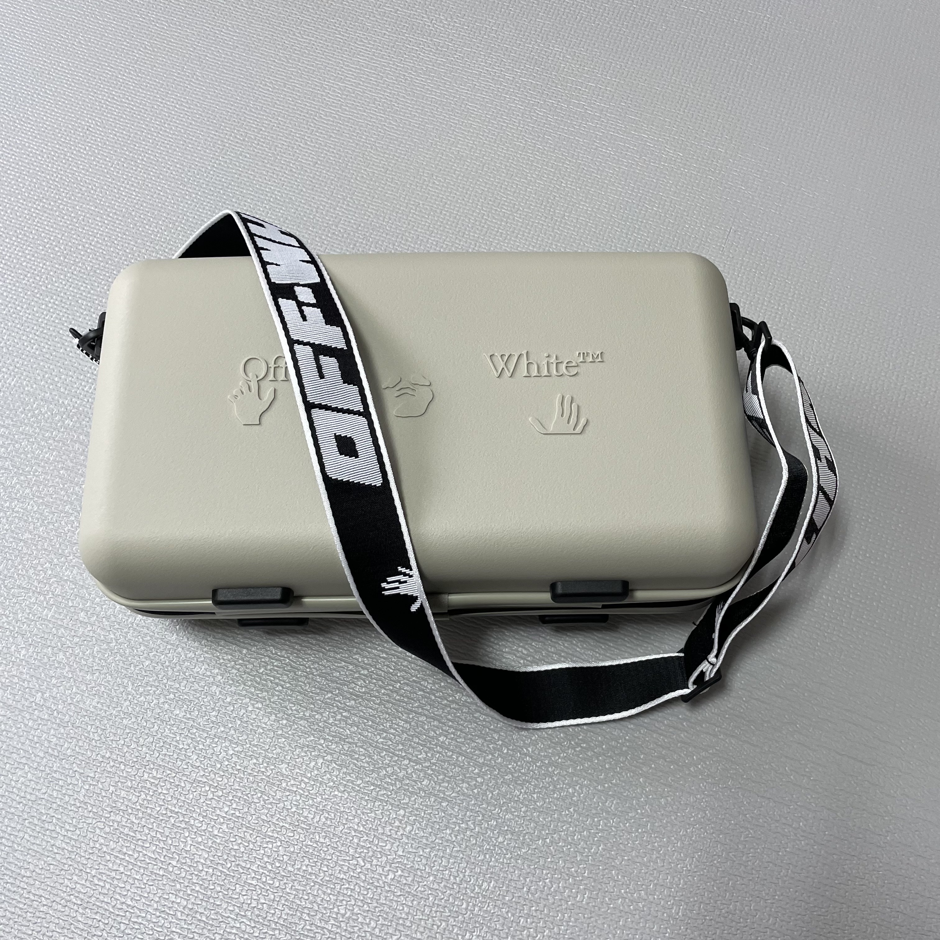 Off-White x Amore Pacific Protection Box (Without Cosmetics) 착용 스타일 - 1
