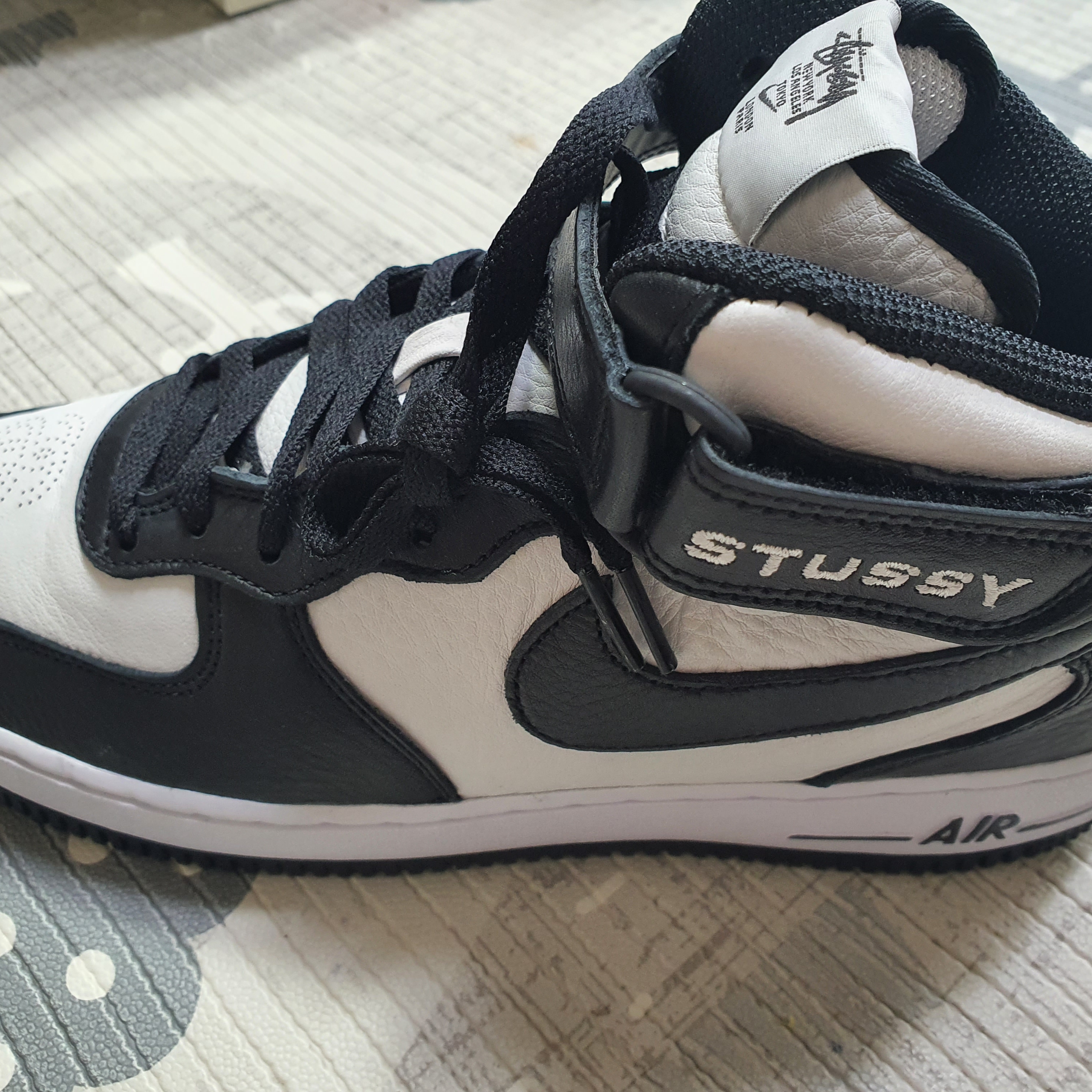 Nike x Stussy Air Force 1 '07 Mid SP Black and Light Bone 착용 스타일 - 2