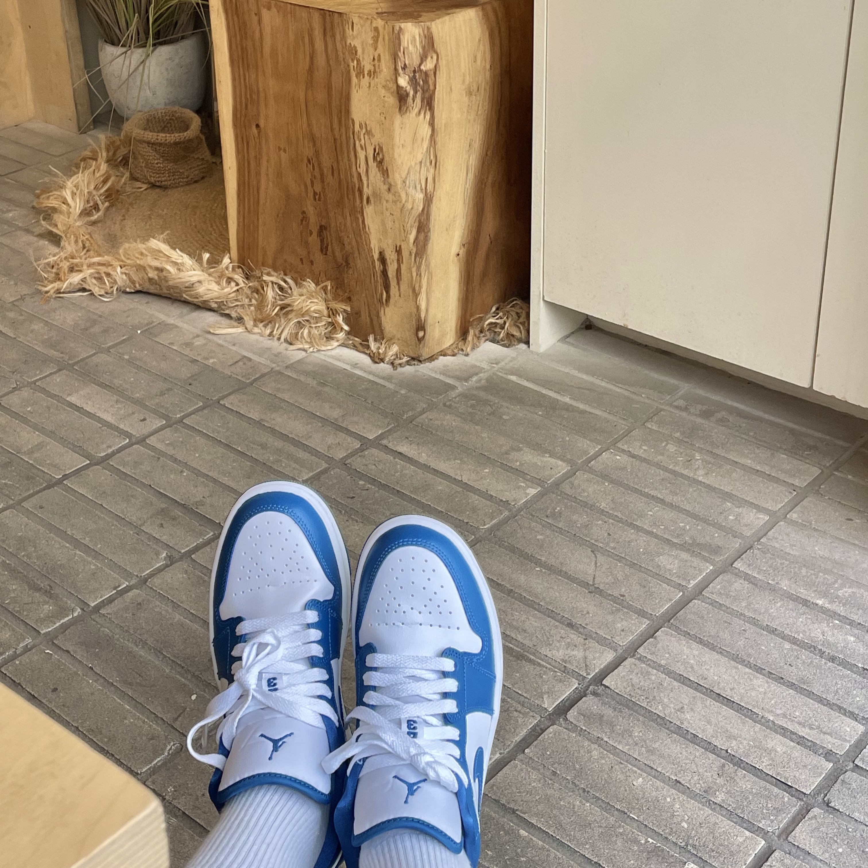 (W) Jordan 1 Low White Dark Marina Blue, Jordan 1 Retro High OG Bleached Coral 착용 스타일 - 1