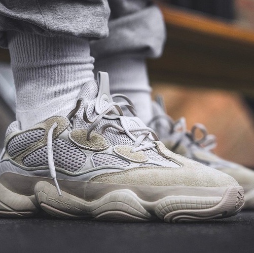 Adidas Yeezy 500 Granite 착용 스타일 - 3