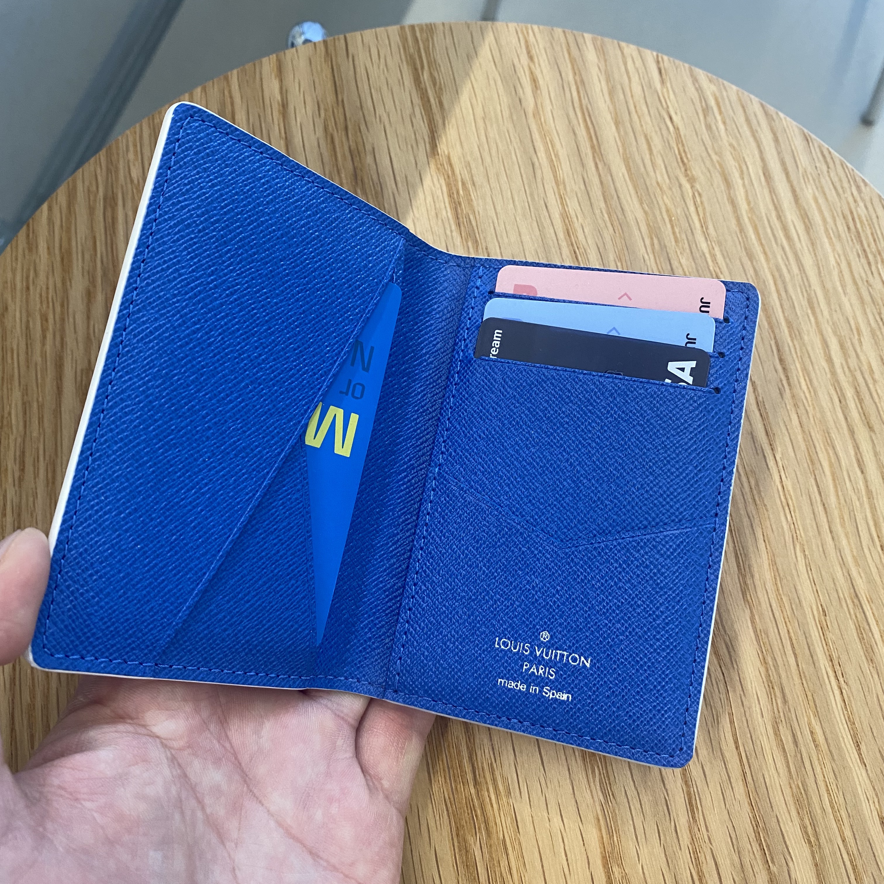Louis Vuitton Pocket Organizer Multicolor Watercolor Monogram 착용 스타일 - 2