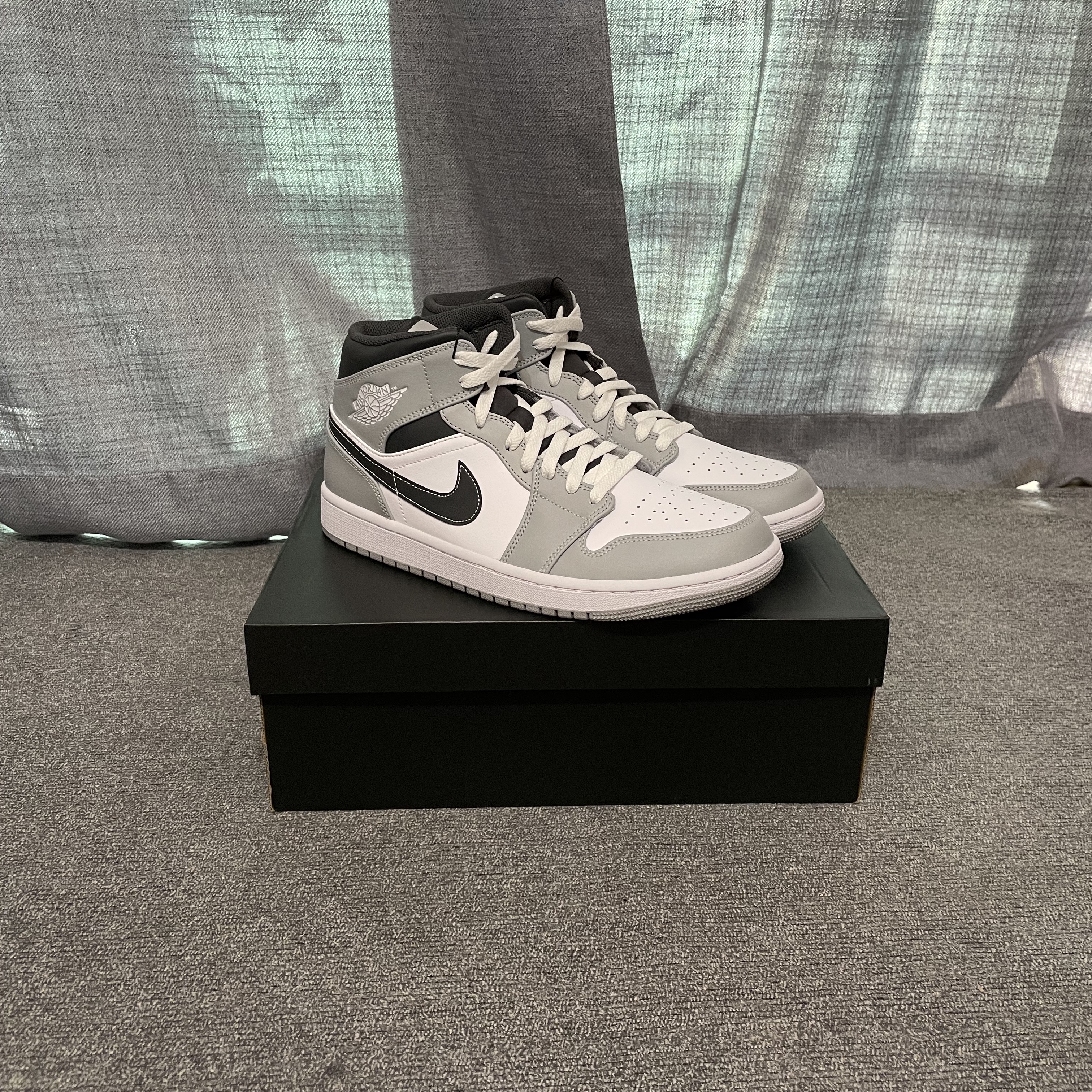 Jordan 1 Mid Light Smoke Grey Anthracite 착용 스타일 - 1