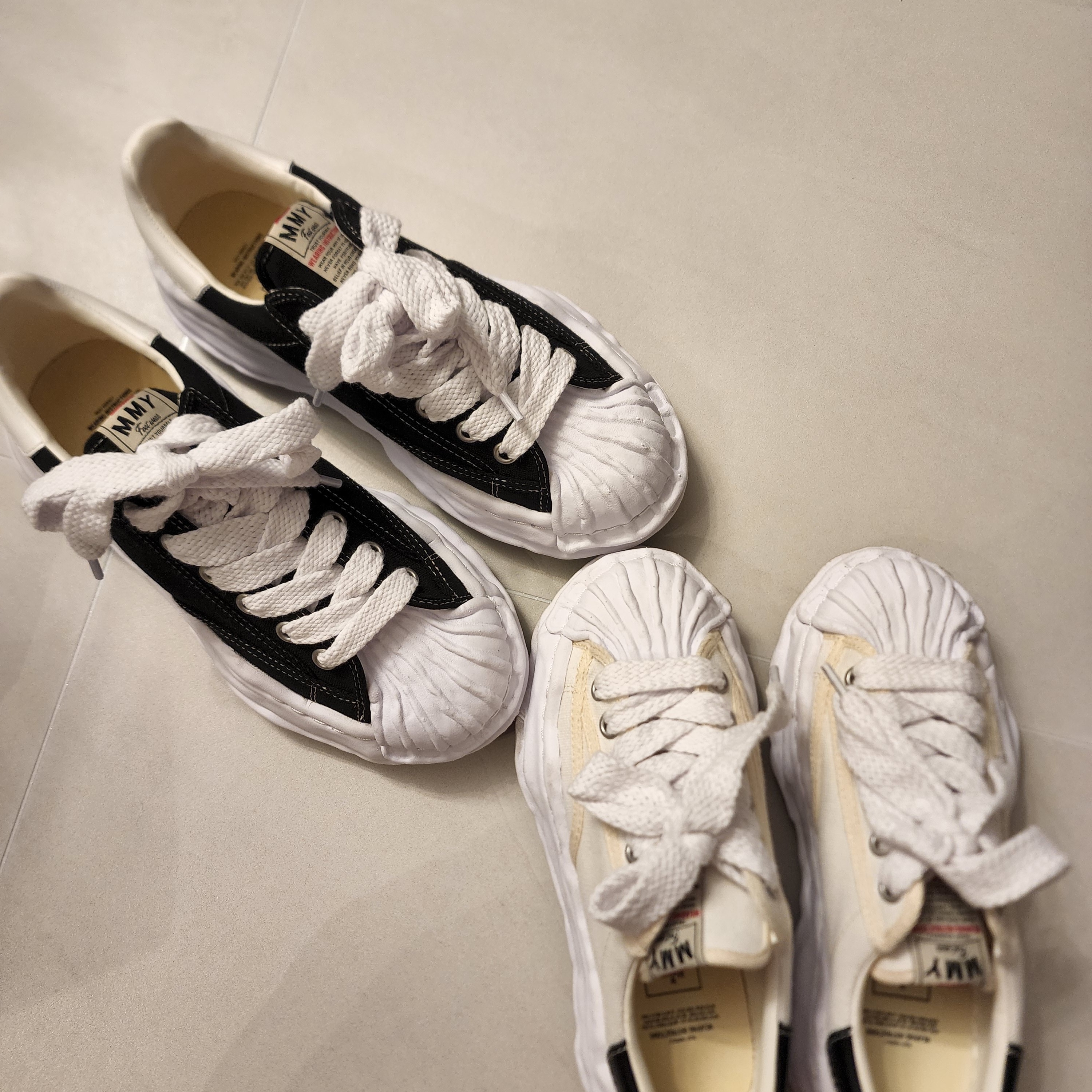 Maison Mihara Yasuhiro Blakey OG Sole Canvas Low-top Sneakers Black, Maison Mihara Yasuhiro Blakey OG Sole Canvas Low-top Sneakers White 착용 스타일