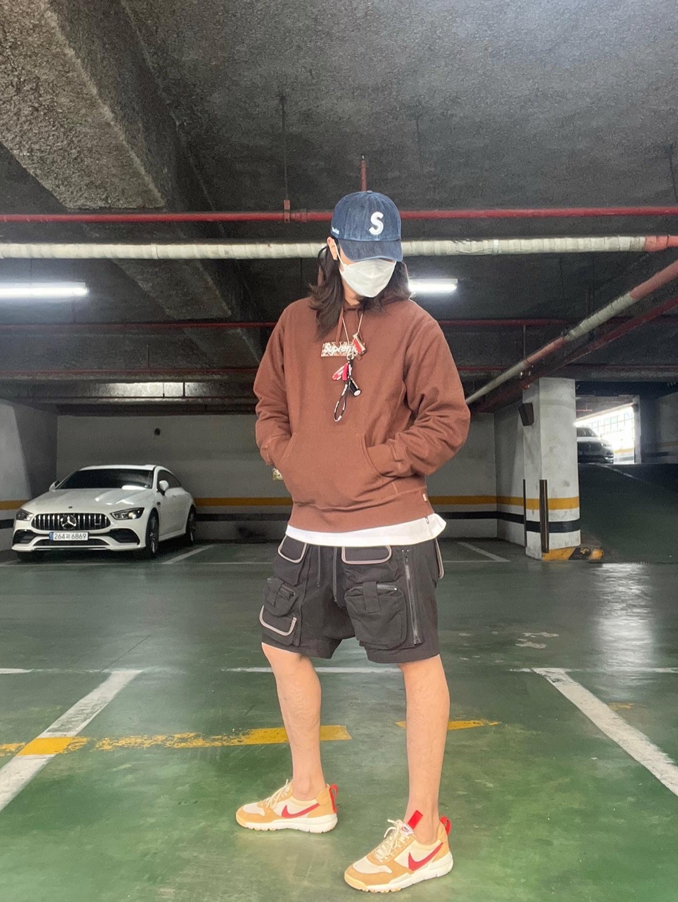 Supreme Bandana Box Logo Hooded Sweatshirt Brown - 19FW, Supreme Kevlar Denim S Logo 6-Panel Indigo - 22SS 착용 스타일 - 2