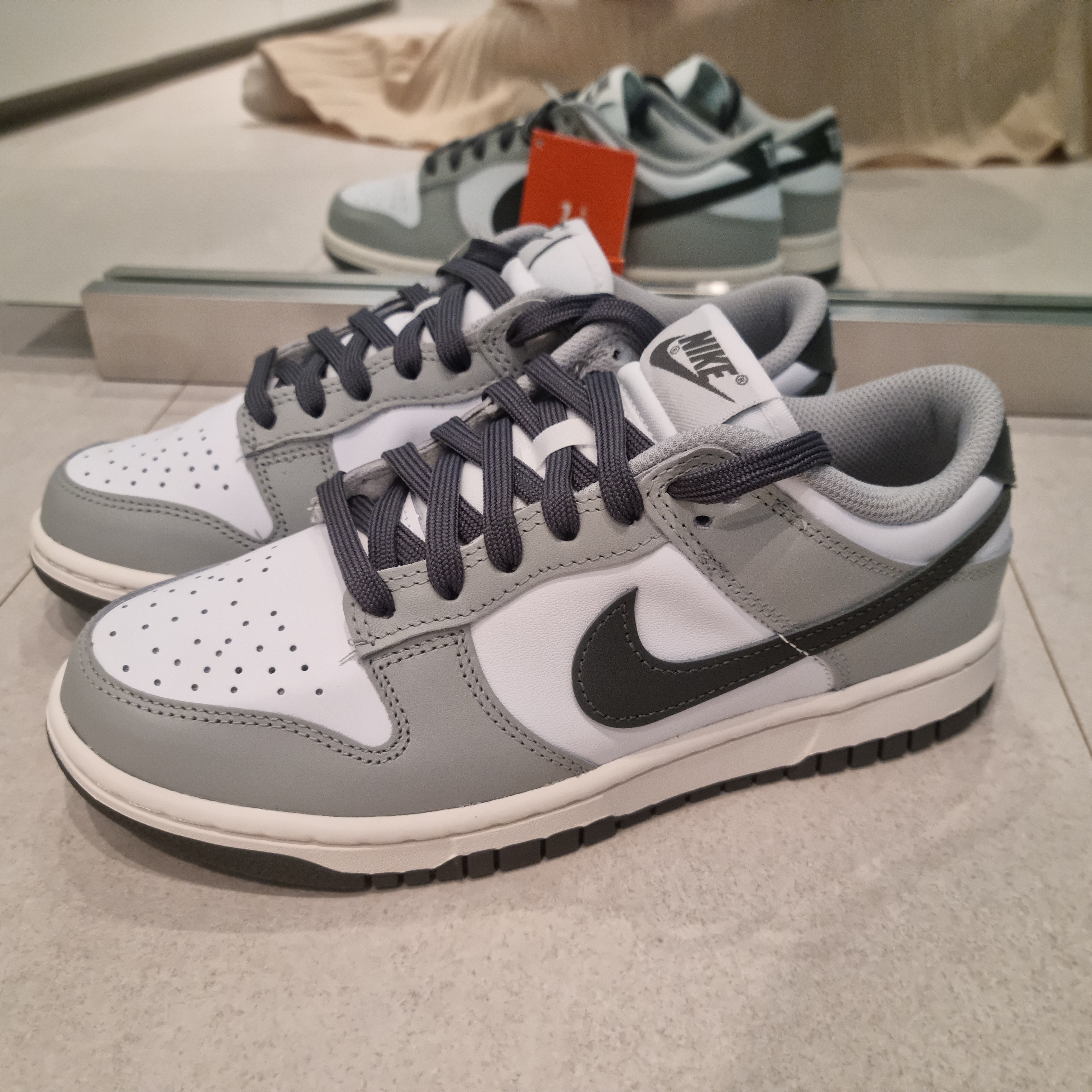 (W) Nike Dunk Low Light Smoke Grey 착용 스타일 - 3