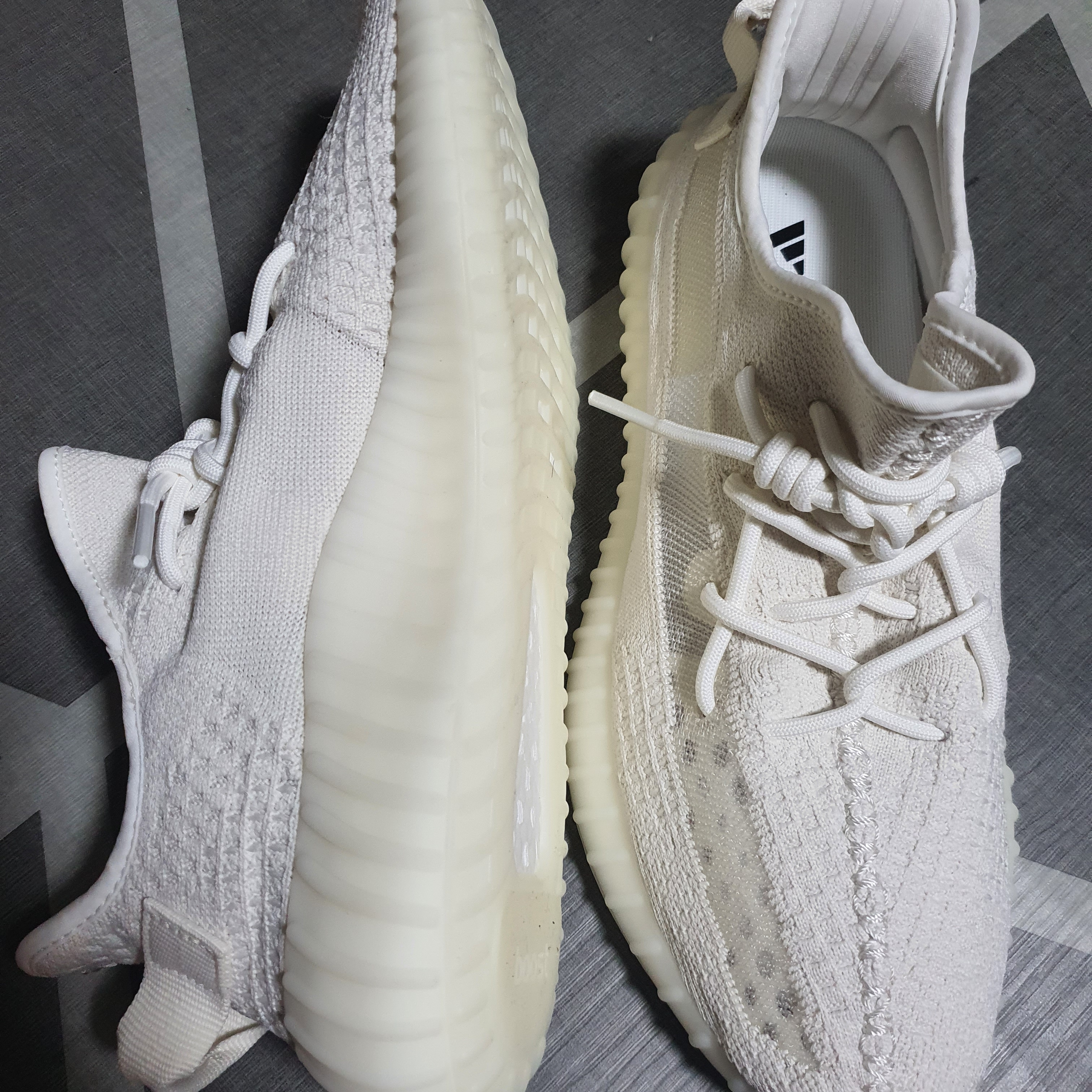 Adidas Yeezy Boost 350 V2 Bone 착용 스타일