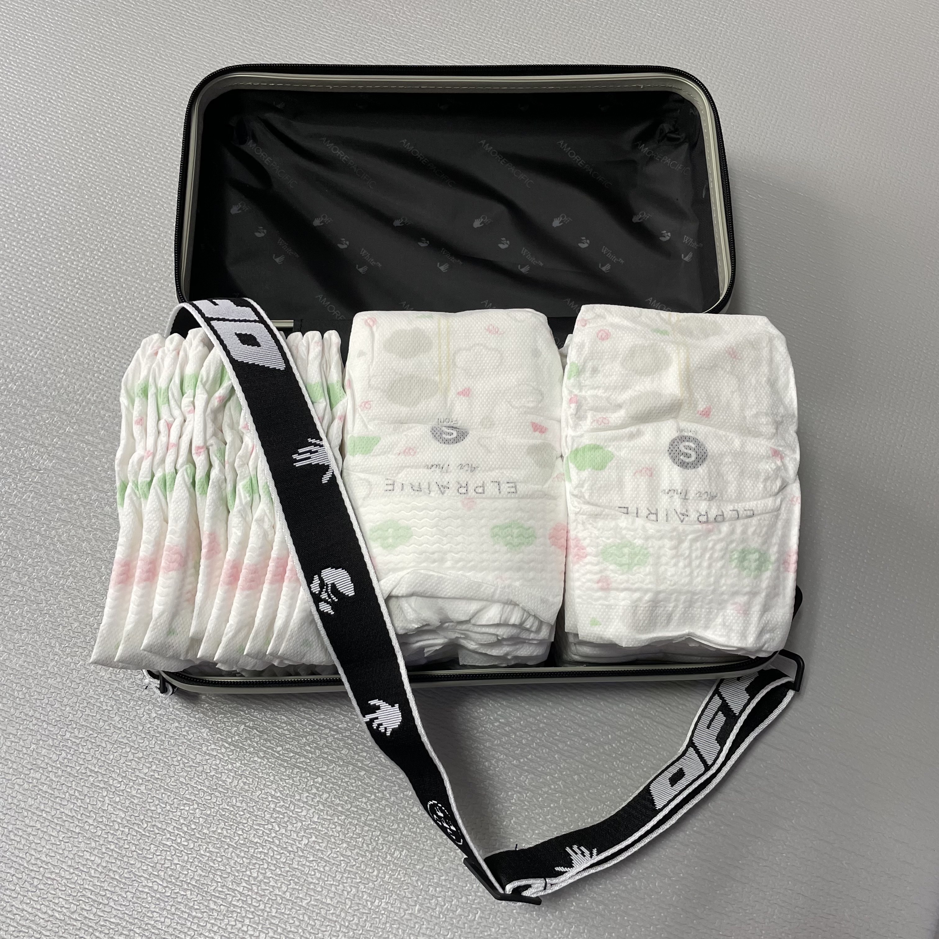 Off-White x Amore Pacific Protection Box (Without Cosmetics) 착용 스타일 - 2