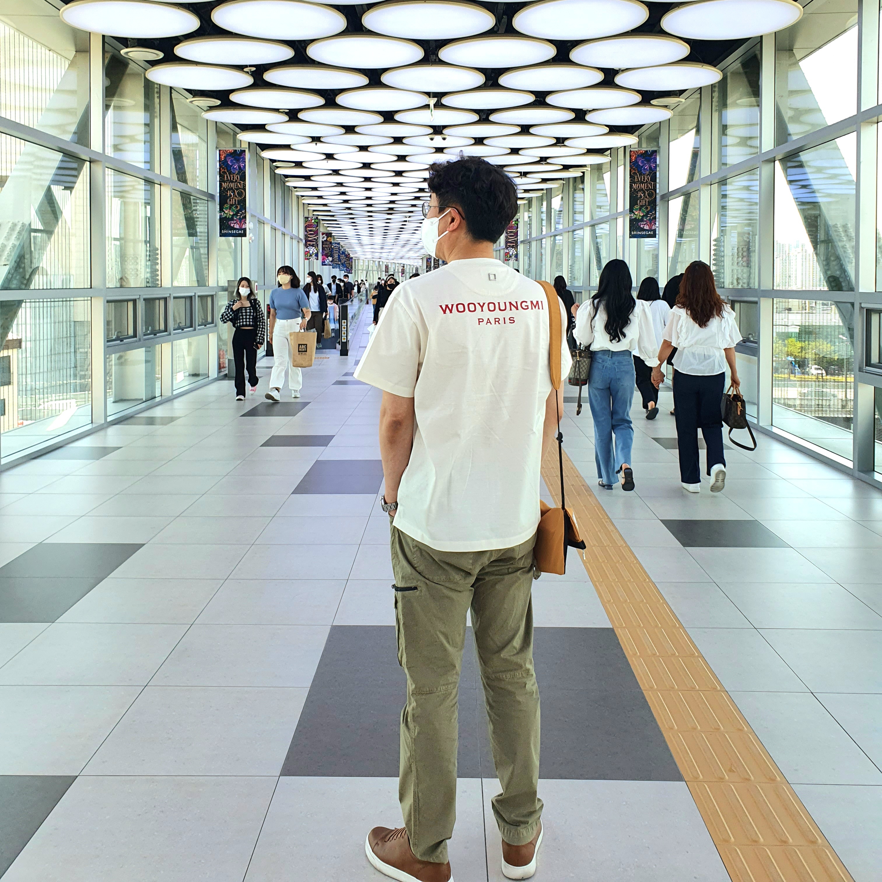 Wooyoungmi Red Back Logo T-Shirt Ivory - 22SS 착용 스타일