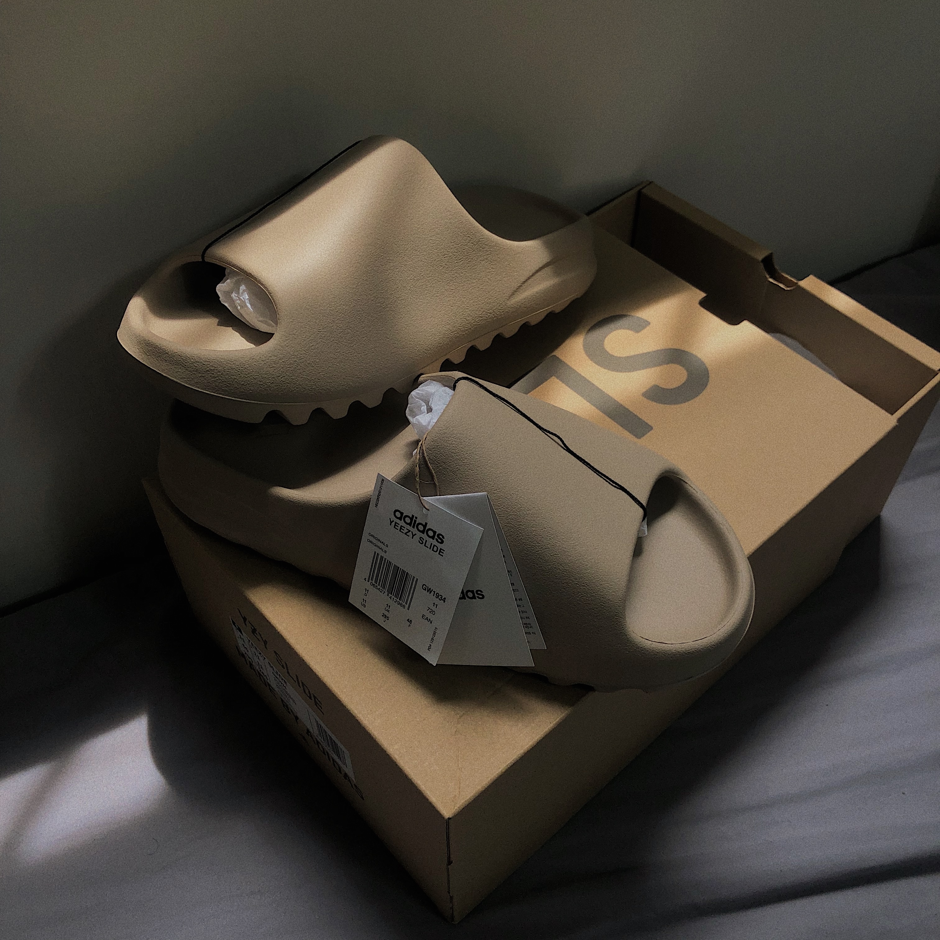 Adidas Yeezy Slide Pure - Re-Release Ver. 착용 스타일 - 1