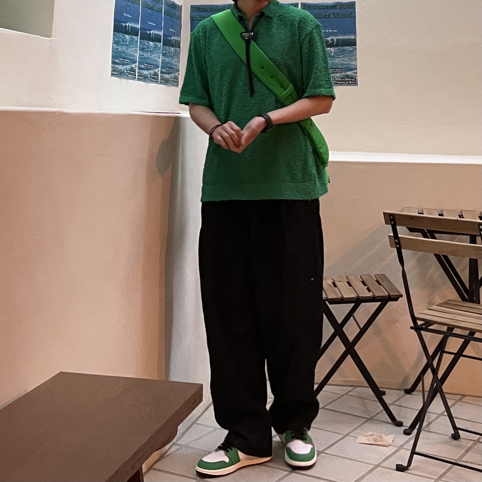 (W) Jordan 1 Retro High OG Lucky Green, Bottega Veneta Padded Tech Cassette Parakeet 착용 스타일 - 1