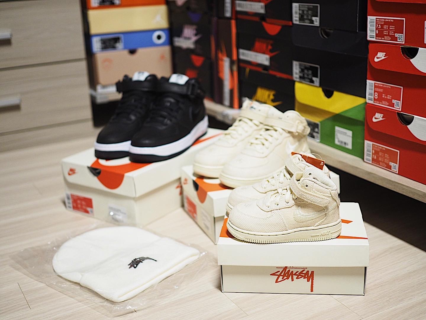 Nike x Stussy NRG Cuffed Beanie Summit White, Nike x Stussy Air Force 1 '07 Mid SP Black 착용 스타일 - 1