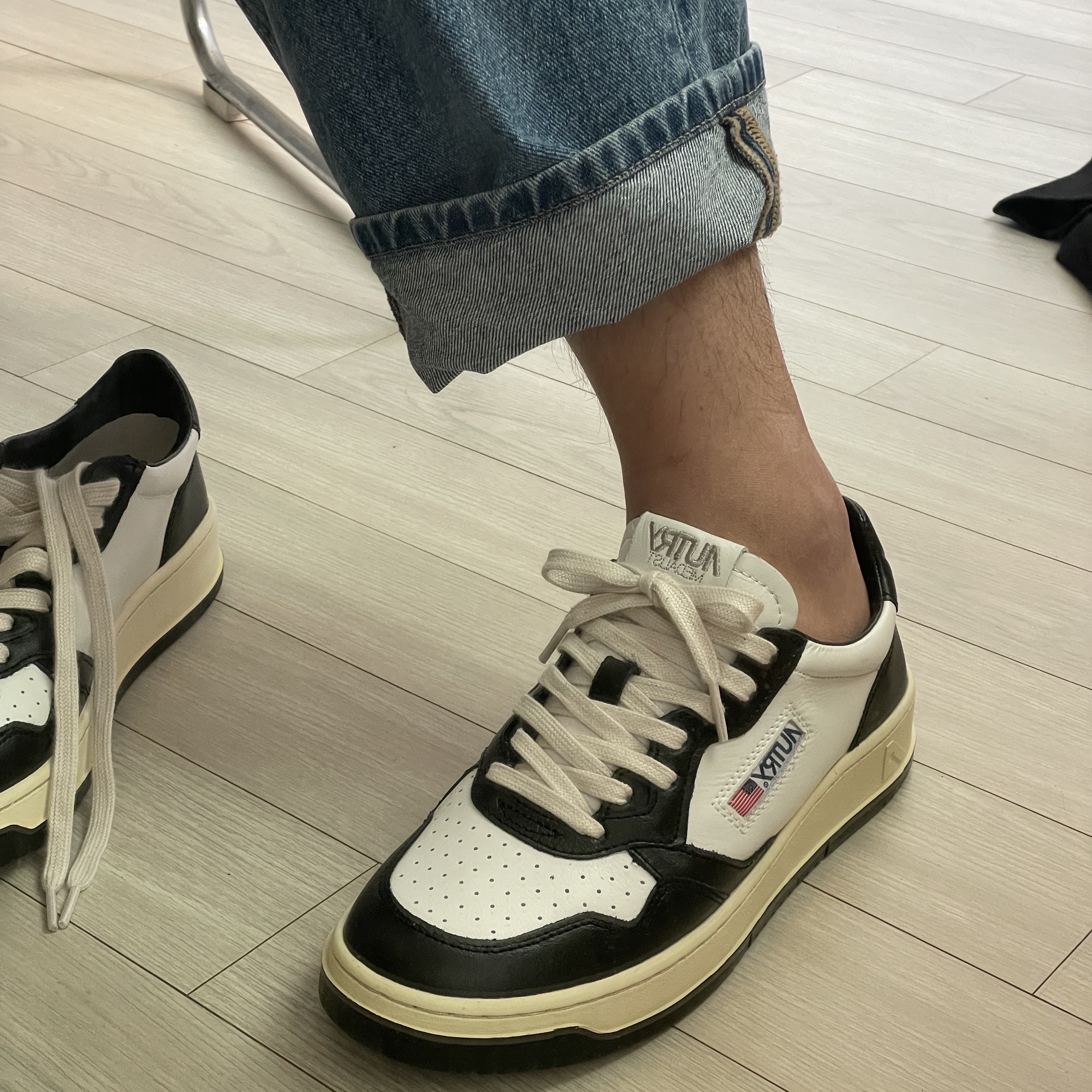 Autry Medalist Low Leather Sneakers Black White 착용 스타일