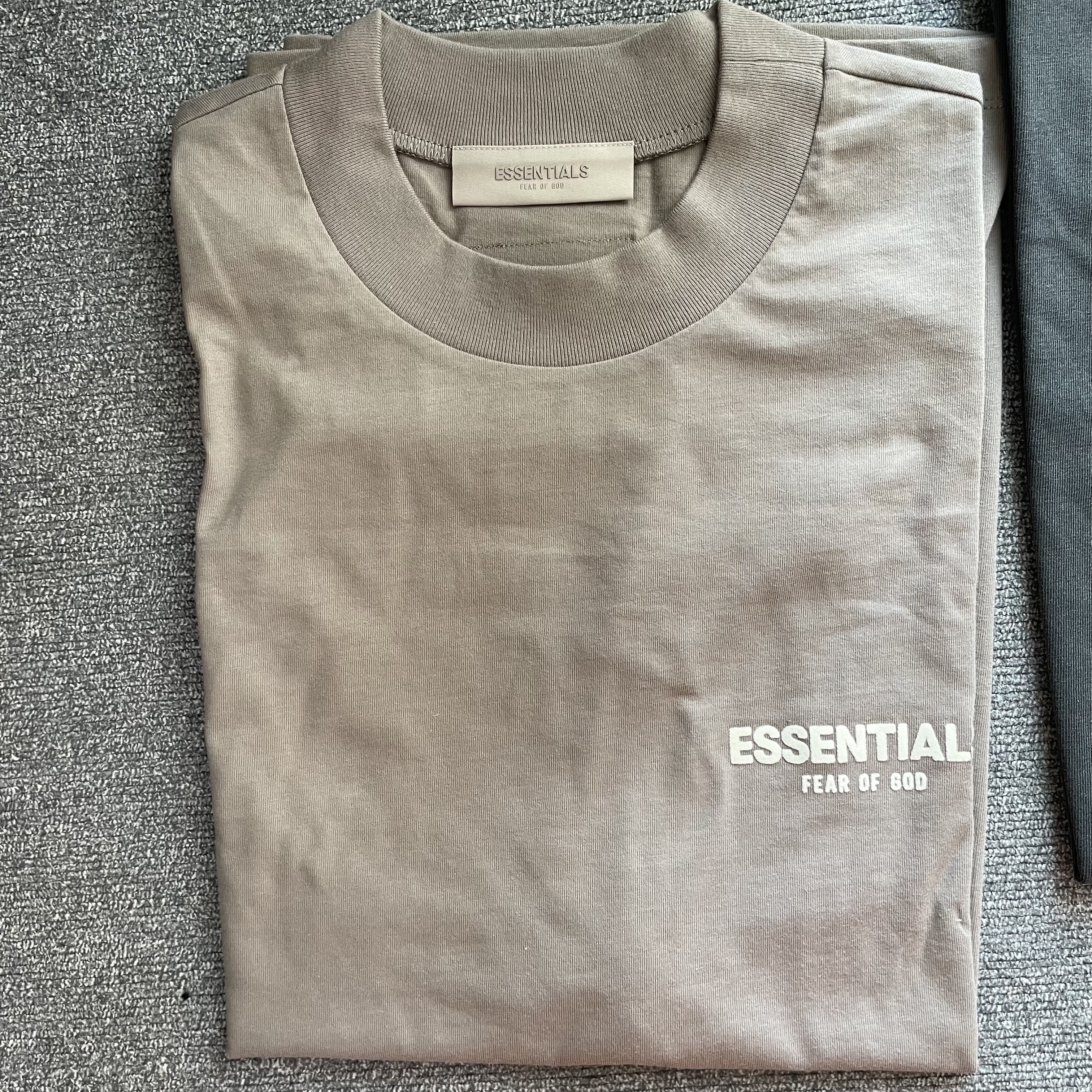 Essentials T-Shirt Desert Taupe - 22SS, IAB Studio Pigment T-Shirt Black 착용 스타일 - 2
