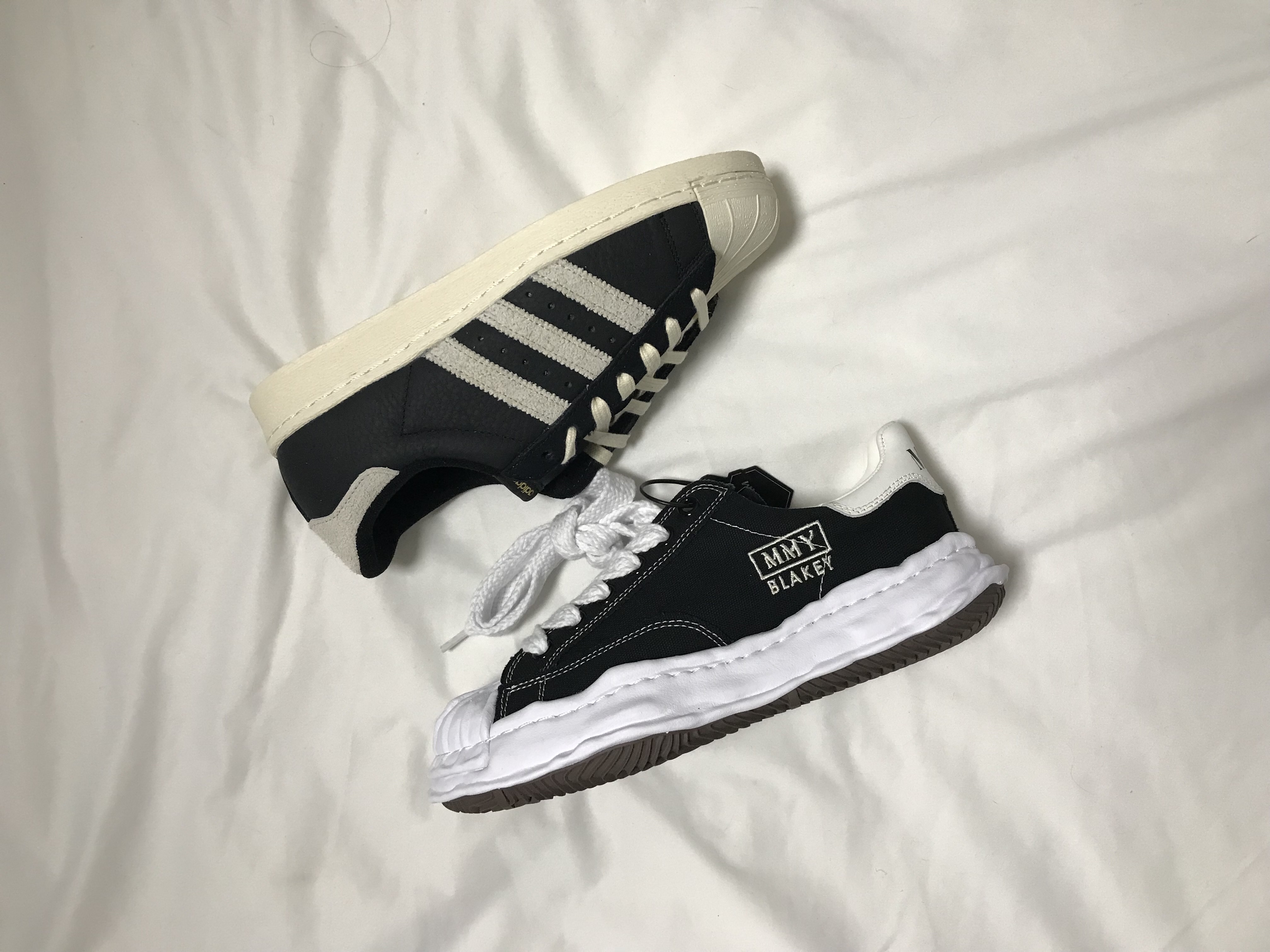 Maison Mihara Yasuhiro Blakey OG Sole Canvas Low-top Sneakers Black White, Adidas Superstar 82 Black White 착용 스타일 - 1