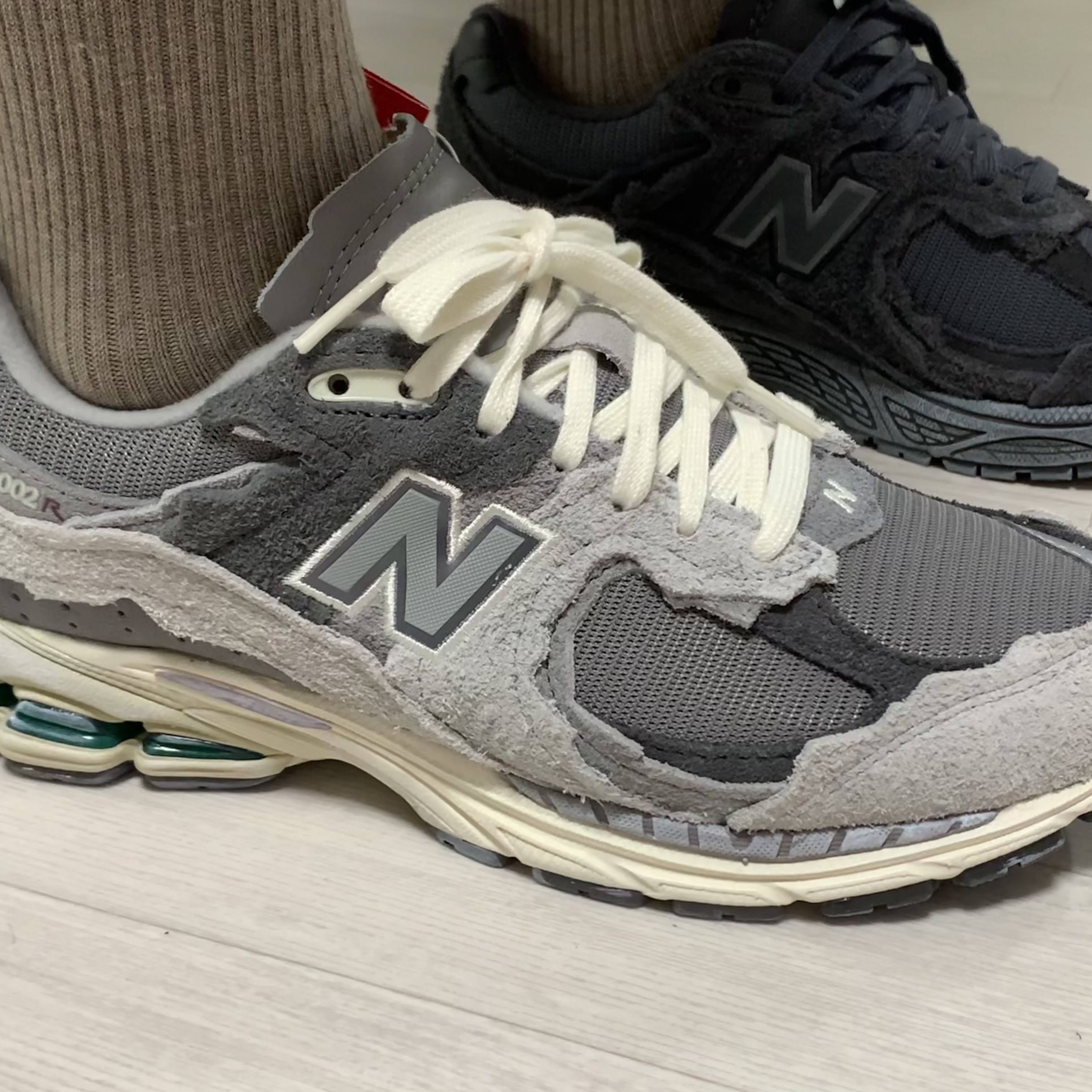 New Balance 2002R Protection Pack Rain Cloud, New Balance 2002R Protection Pack Phantom 착용 스타일 - 2