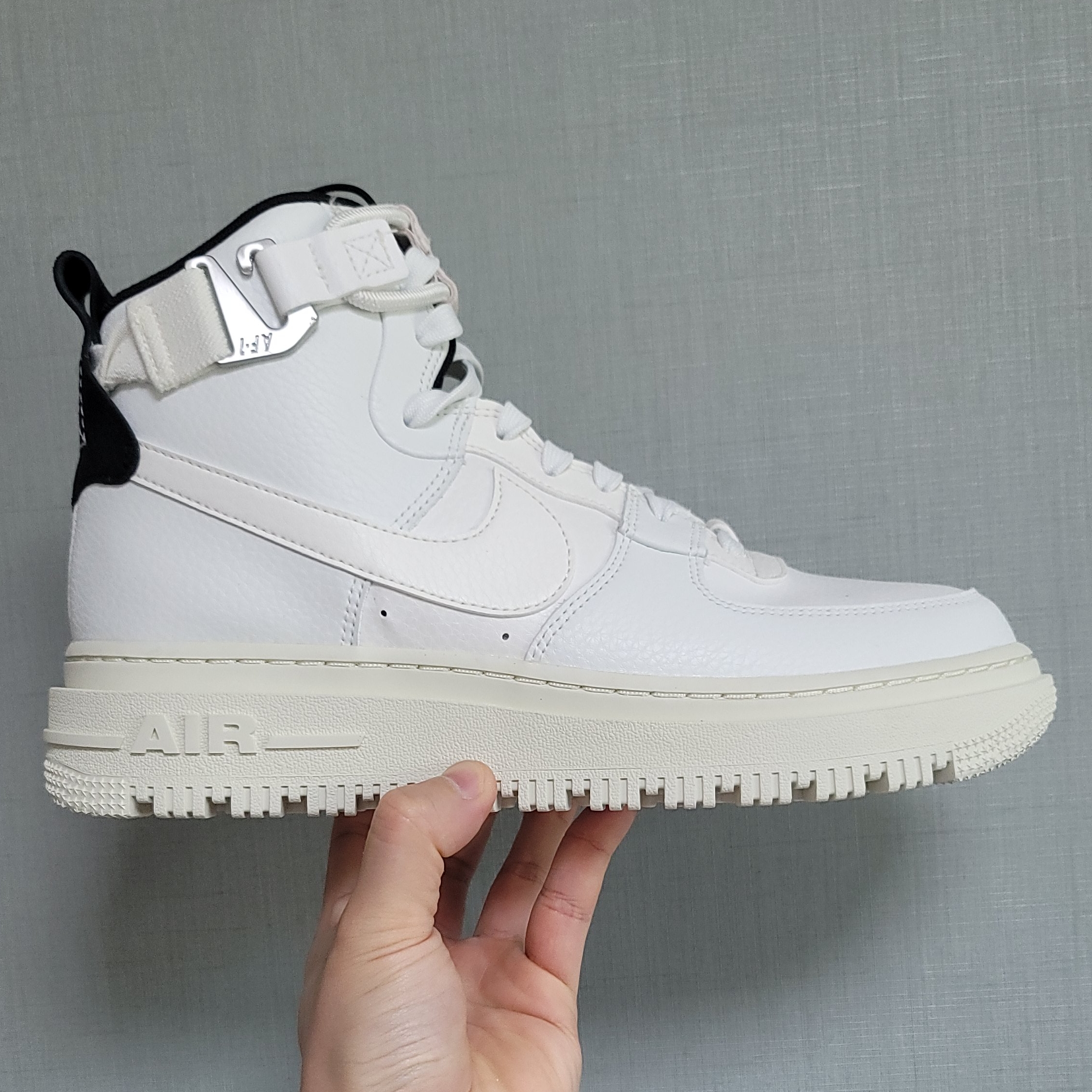 (W) Nike Air Force 1 High Utility 2.0 Summit White 착용 스타일