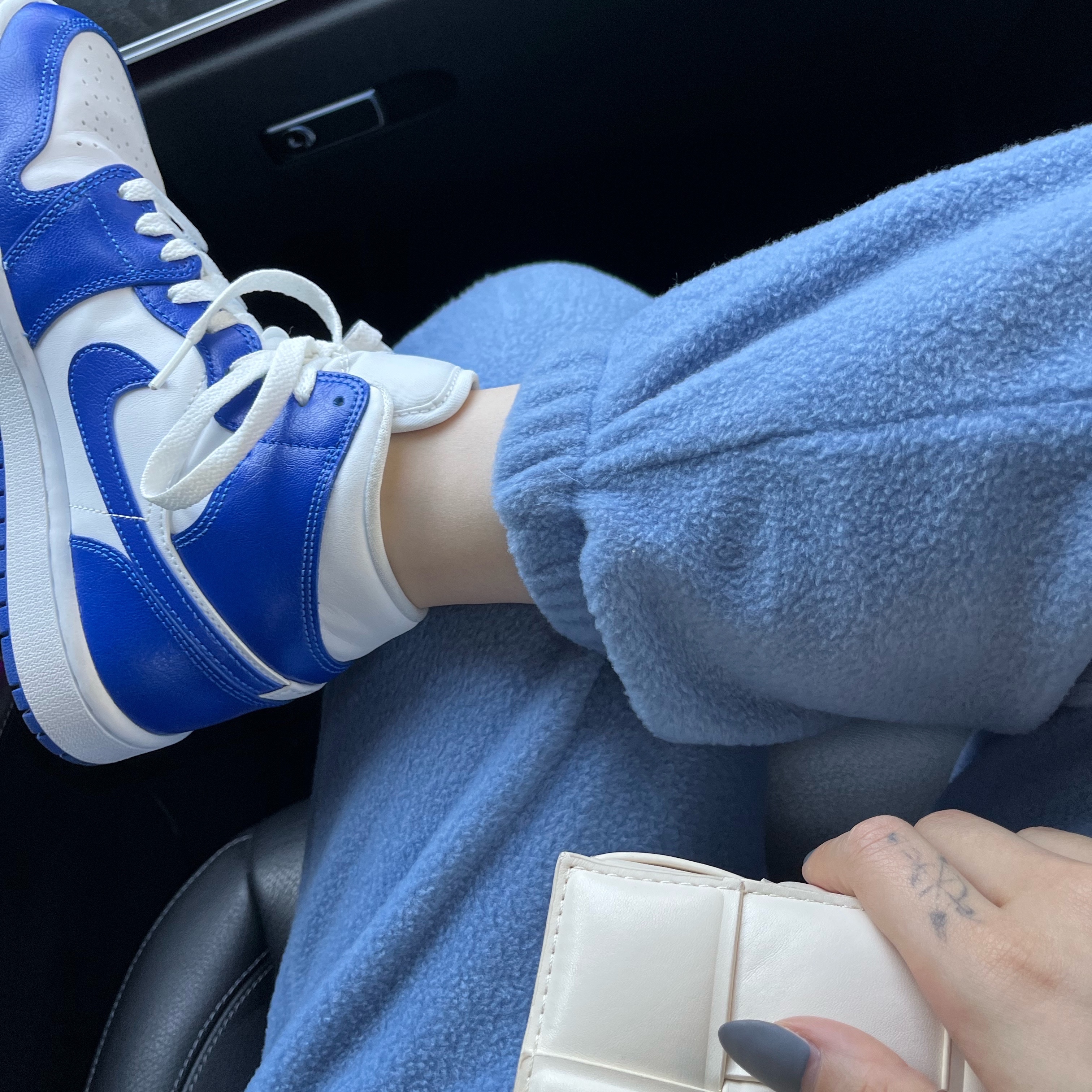 (W) Jordan 1 Mid White Hyper Royal 착용 스타일