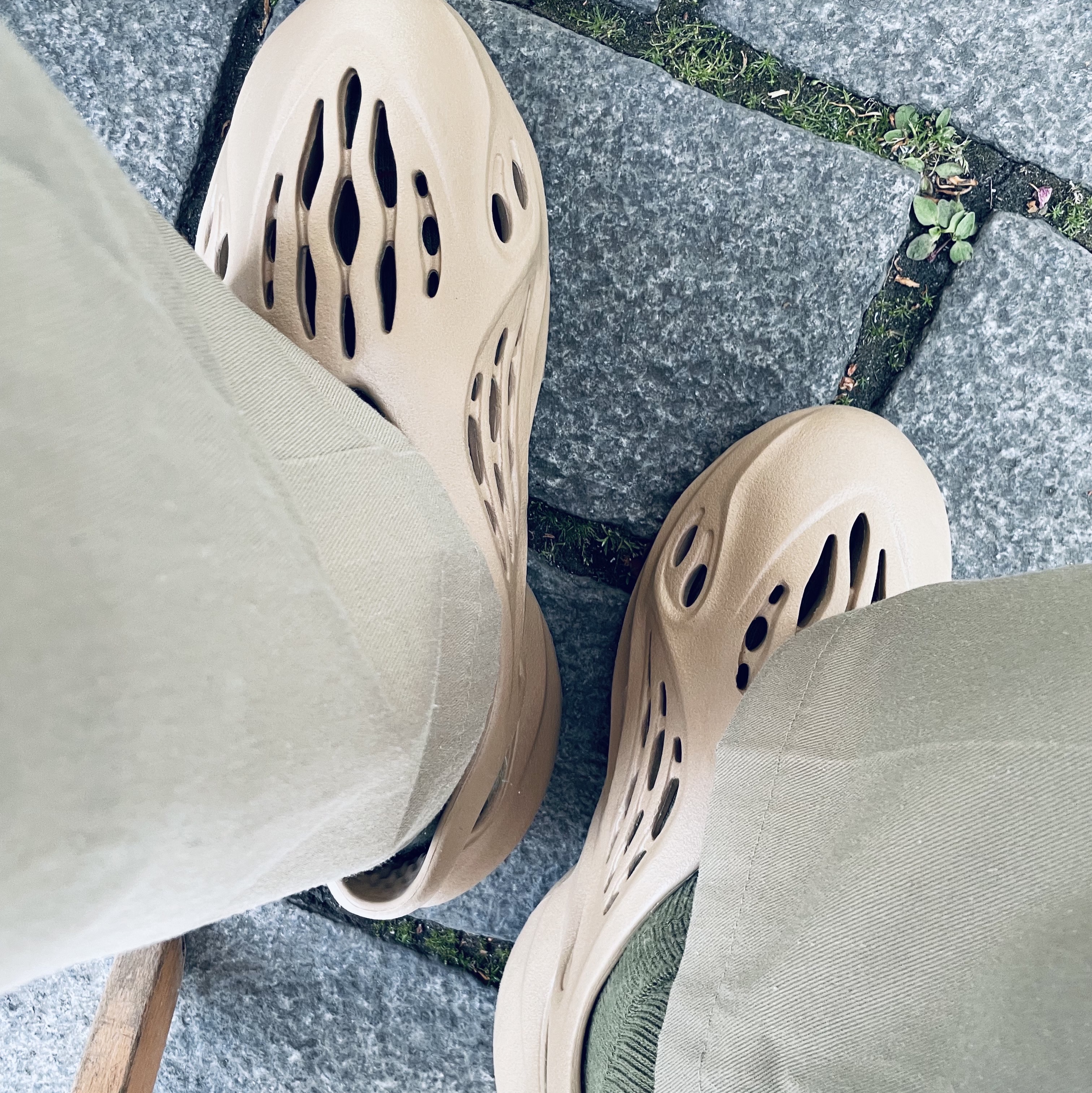Adidas Yeezy Foam RNNR Ochre 착용 스타일
