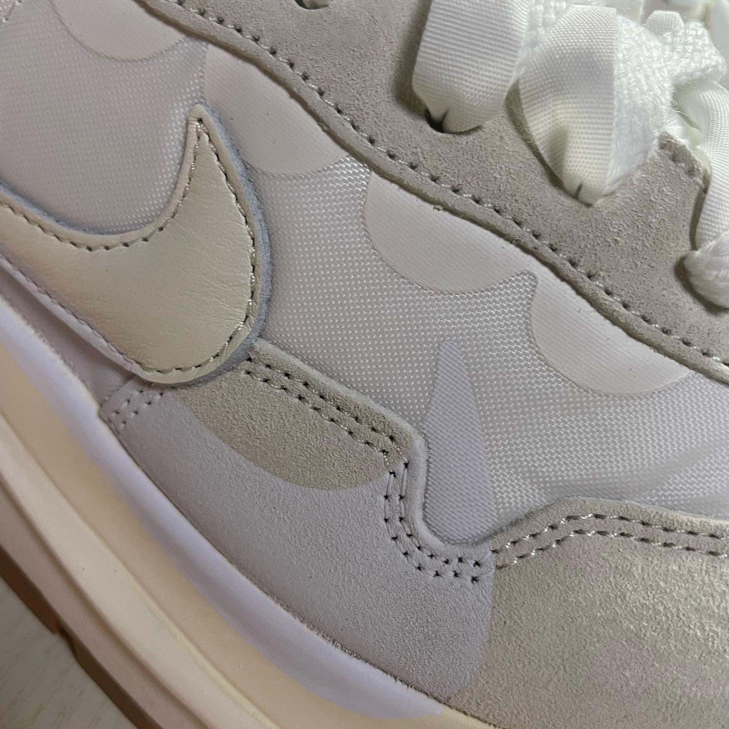 Nike x Sacai VaporWaffle White and Gum 착용 스타일 - 2