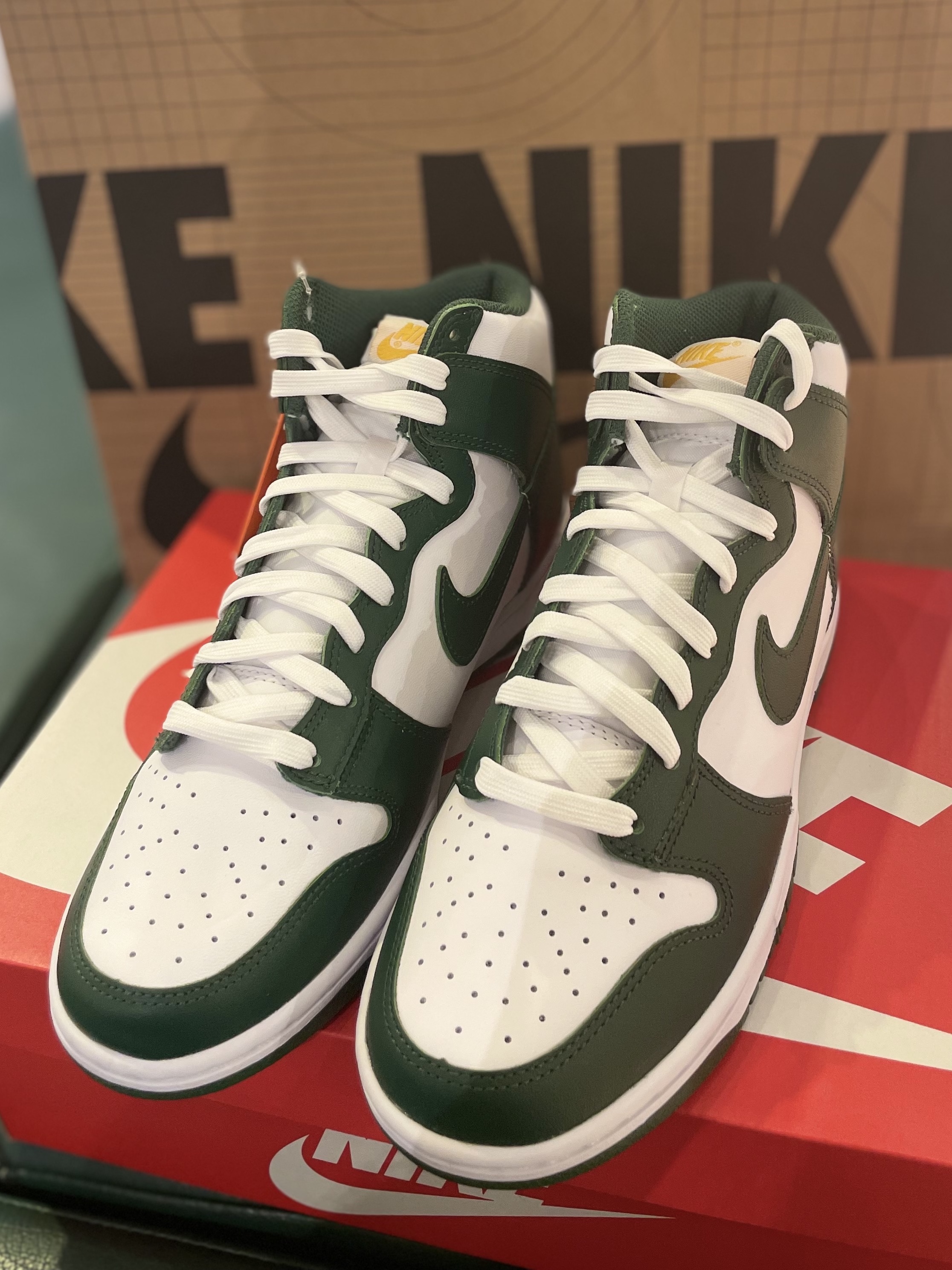 Nike Dunk High Retro Noble Green 착용 스타일 - 2