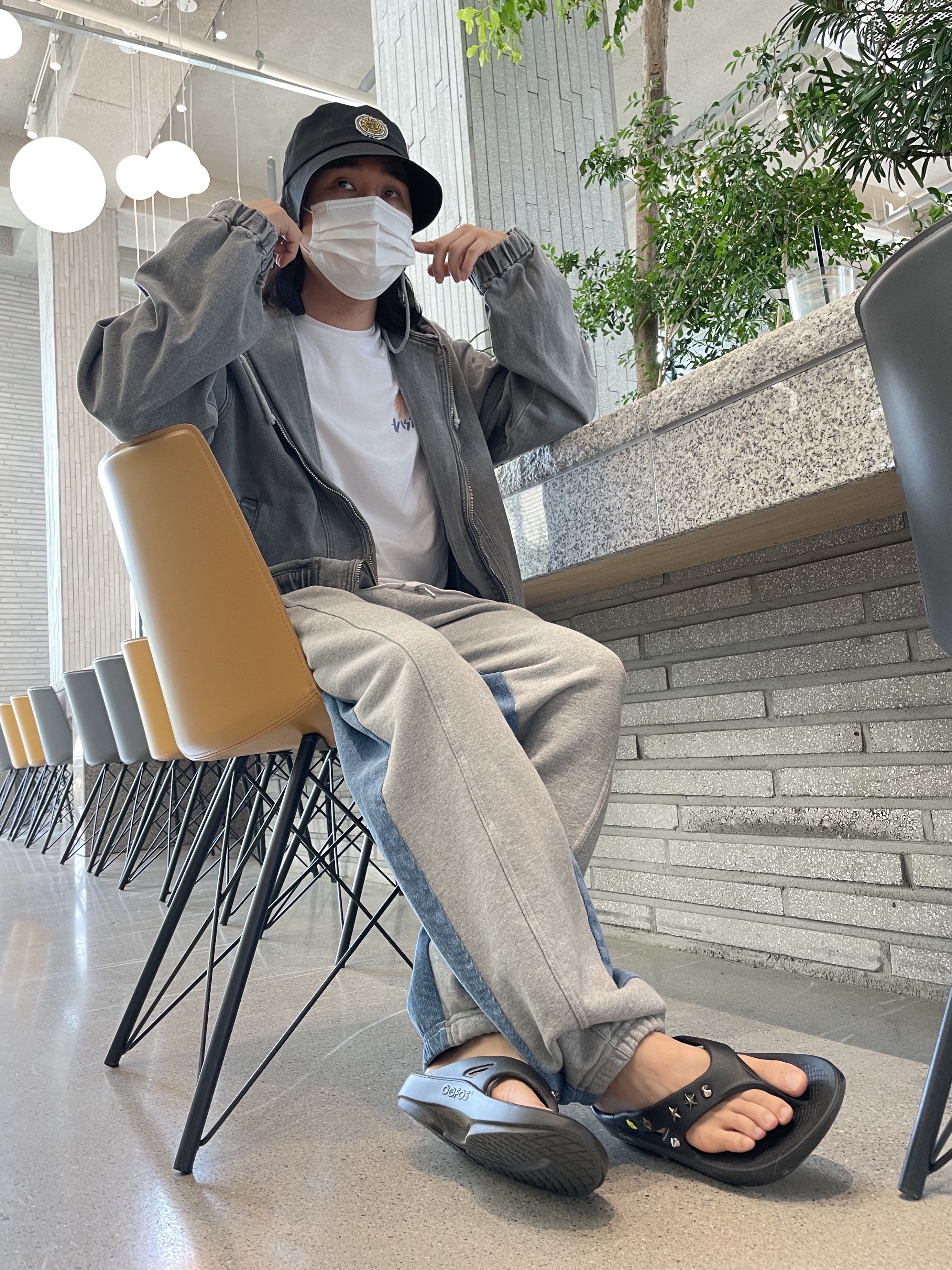 Oofos OOriginal Black 착용 스타일 - 3