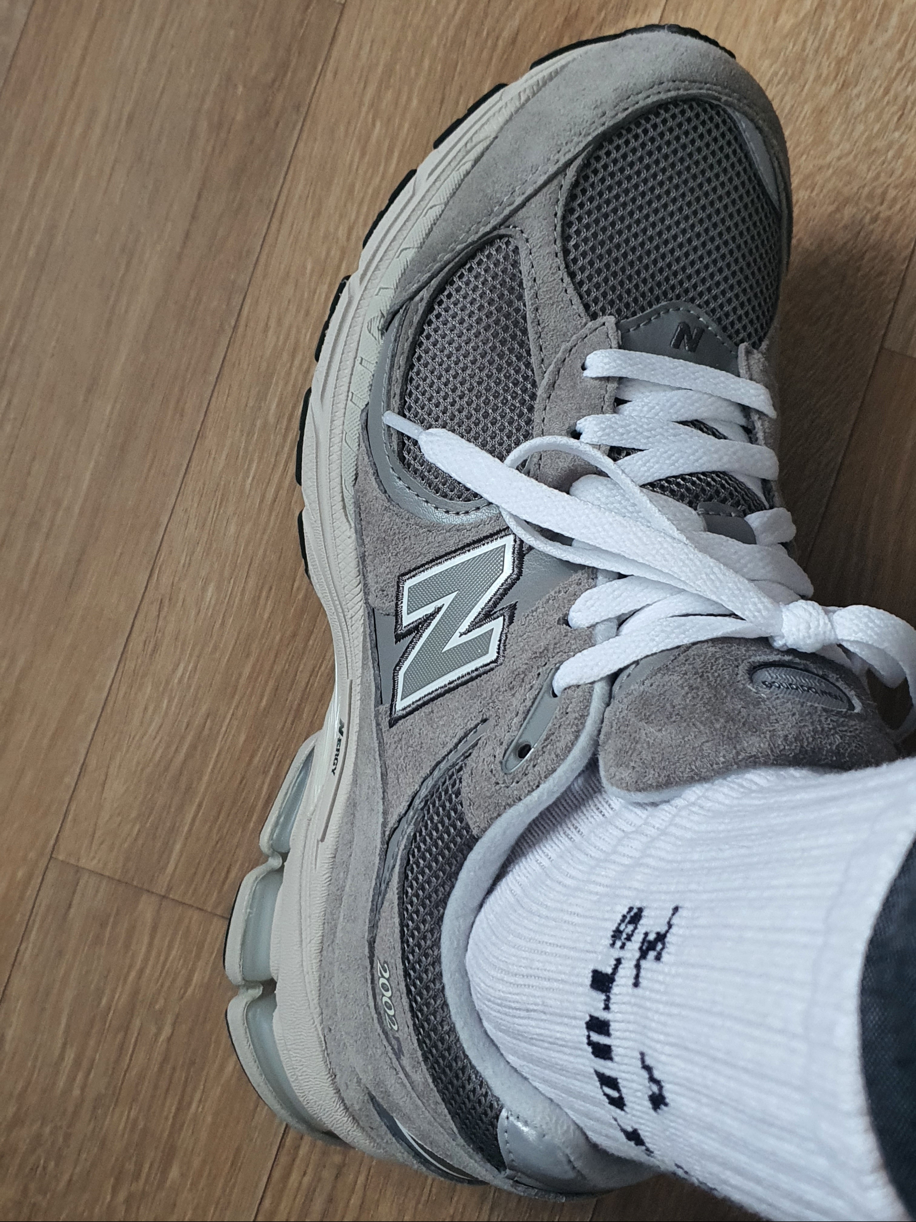 New Balance 2002R Grey 착용 스타일 - 4