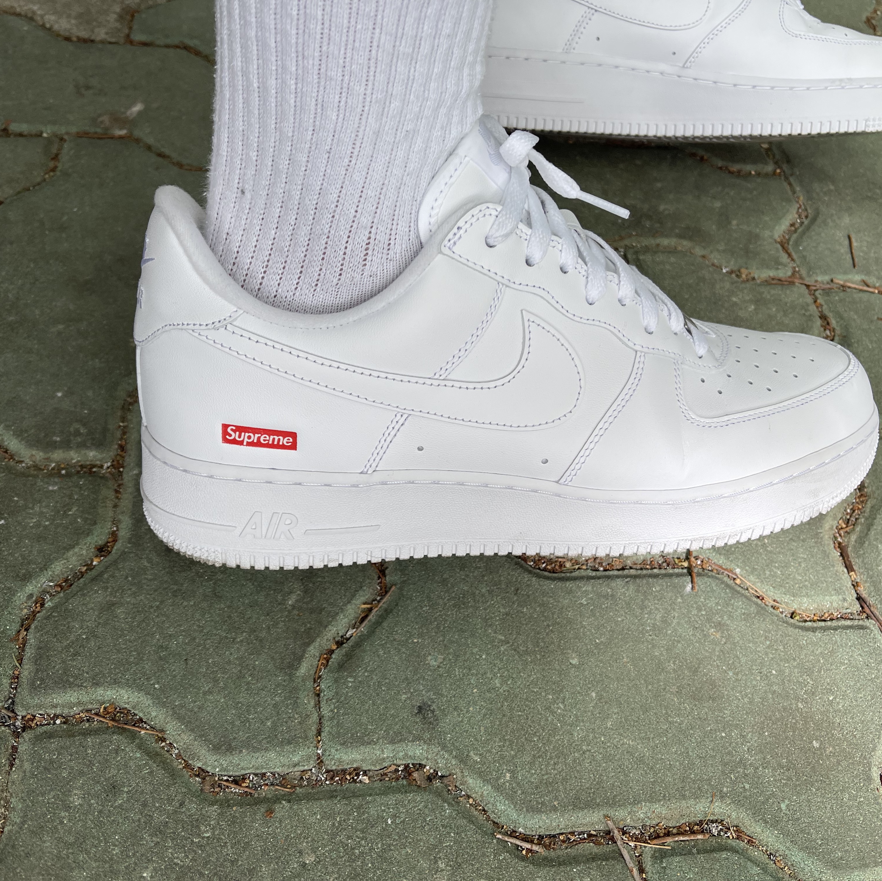 Nike x Supreme Air Force 1 Low White 착용 스타일 - 3