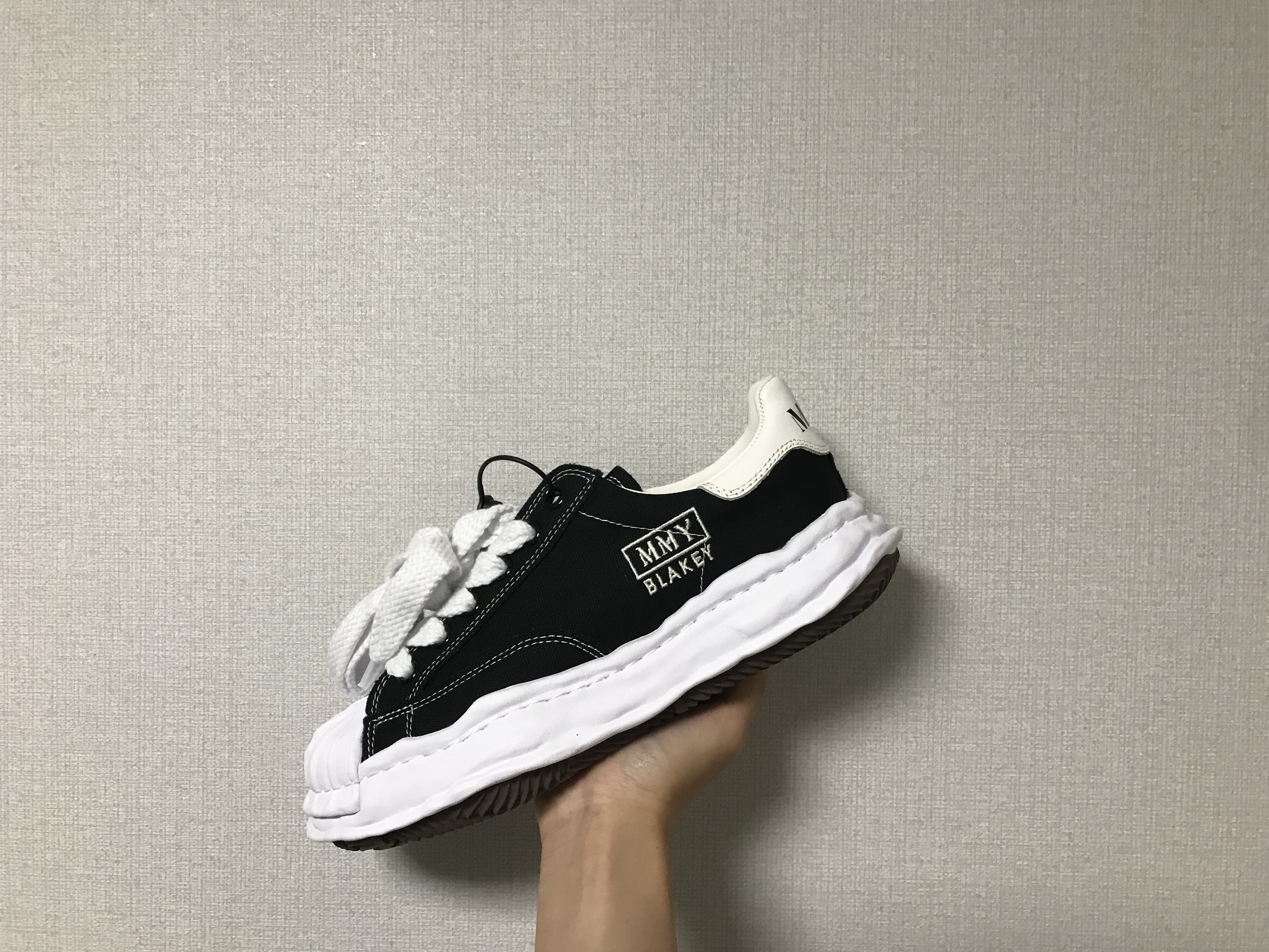 Maison Mihara Yasuhiro Blakey OG Sole Canvas Low-top Sneakers Black White, Adidas Superstar 82 Black White 착용 스타일 - 2