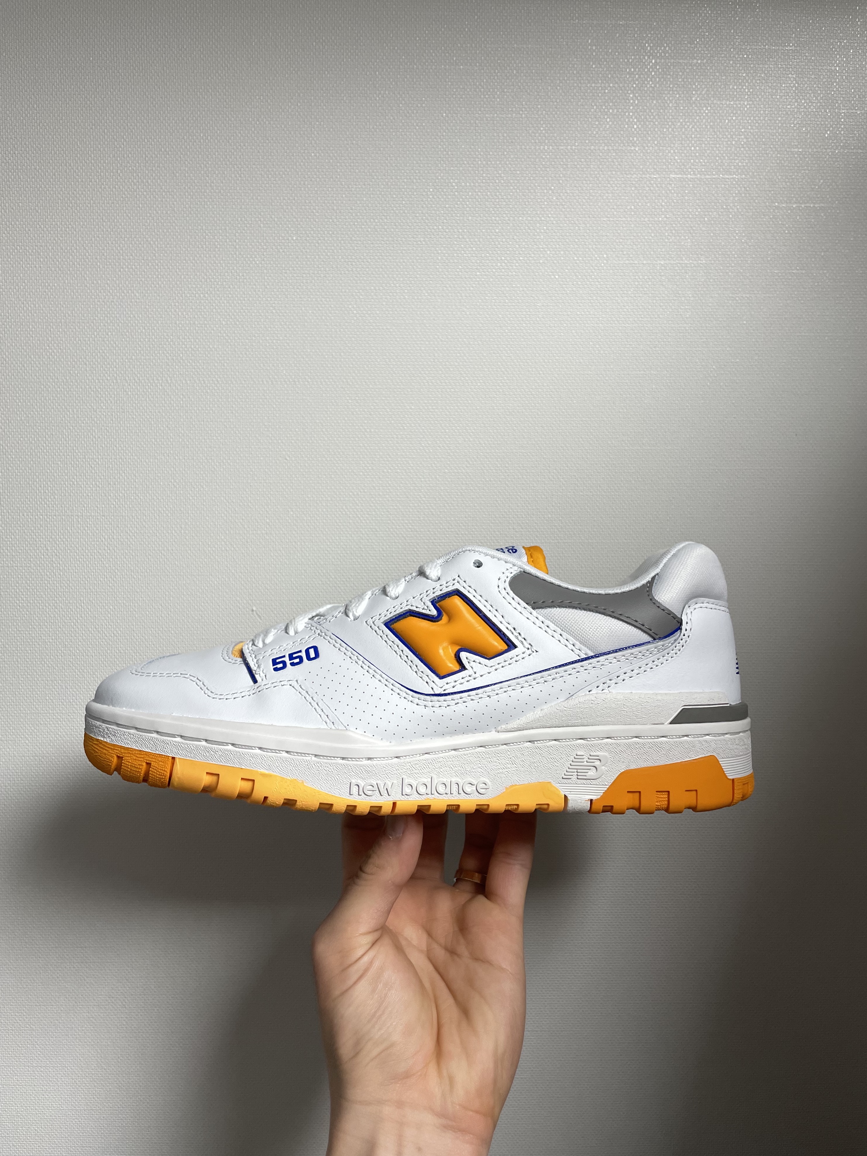 New Balance 550 White Vibrant Orange - 2E Wide 착용 스타일 - 1