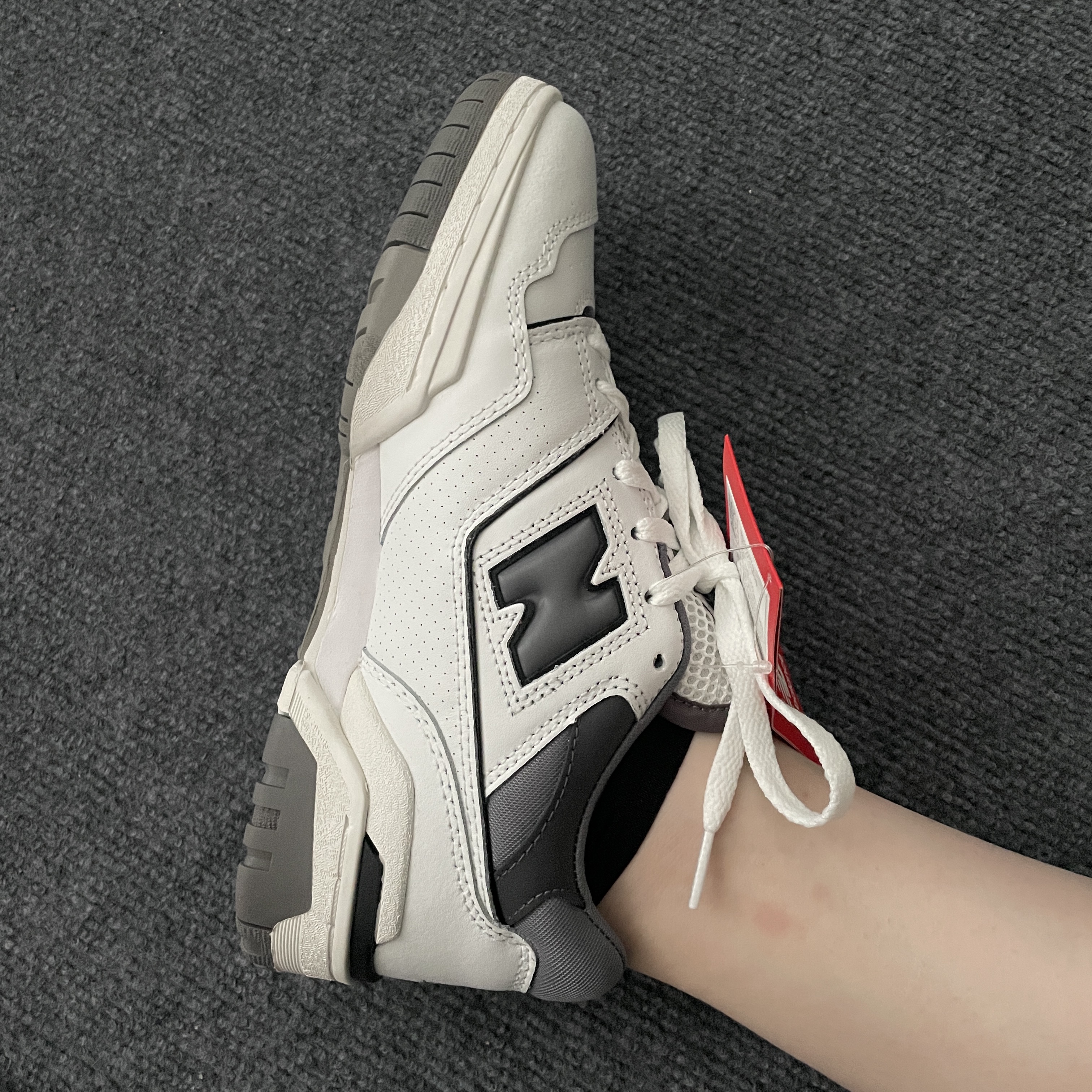 New Balance 550 White Grey Dark Grey - 2E Wide 착용 스타일 - 2