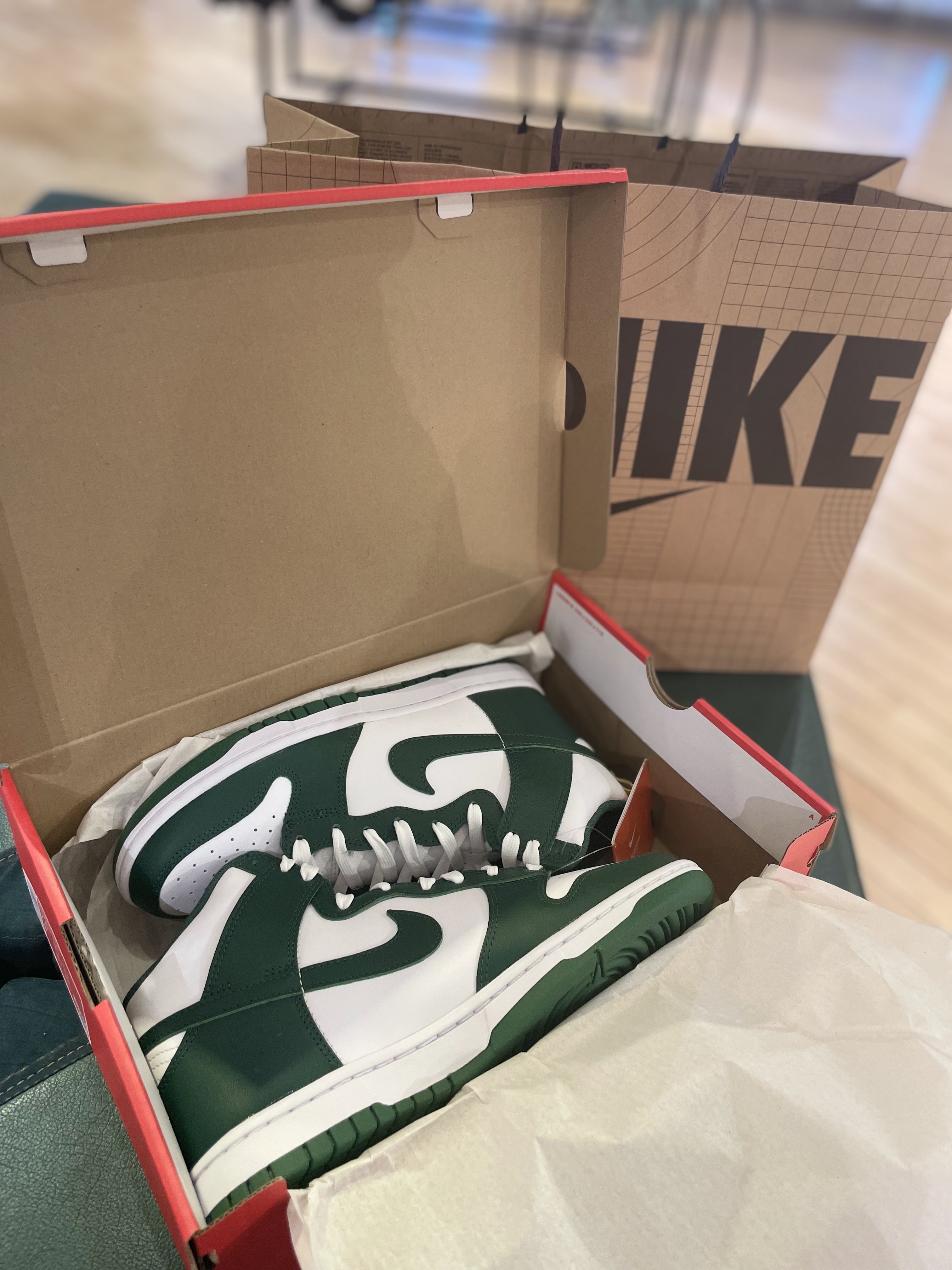 Nike Dunk High Retro Noble Green 착용 스타일 - 1