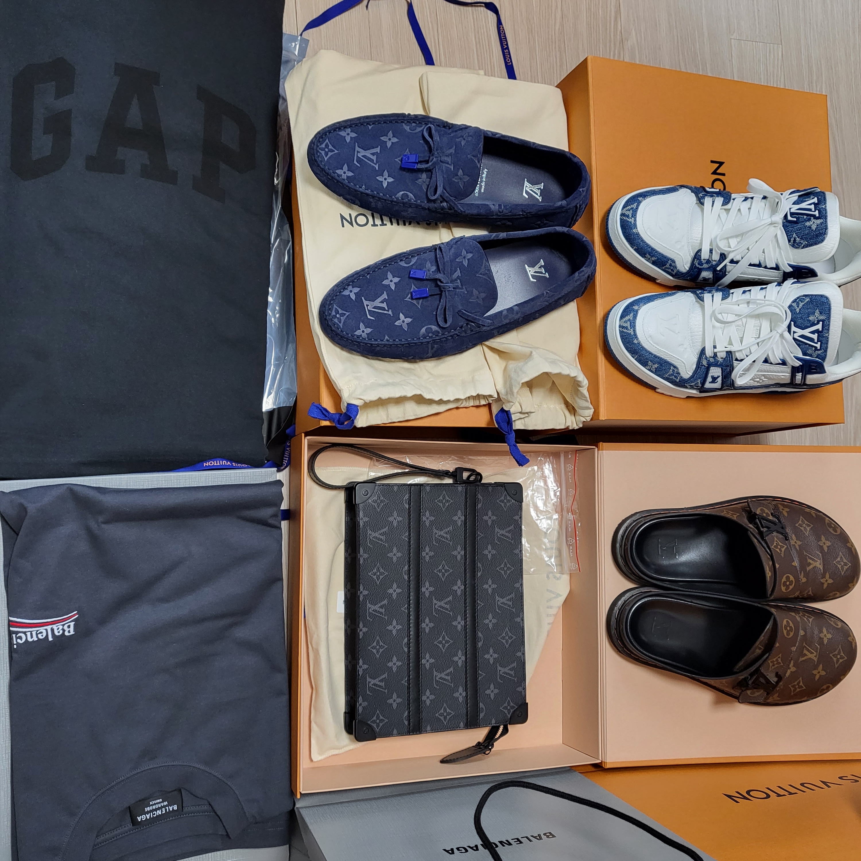 Louis Vuitton LV Trainer Sneakers Monogram Denim Blue, Yeezy Gap Engineered By Balenciaga Dove 3/4 Sleeve T-Shirt Washed Black 착용 스타일 - 1