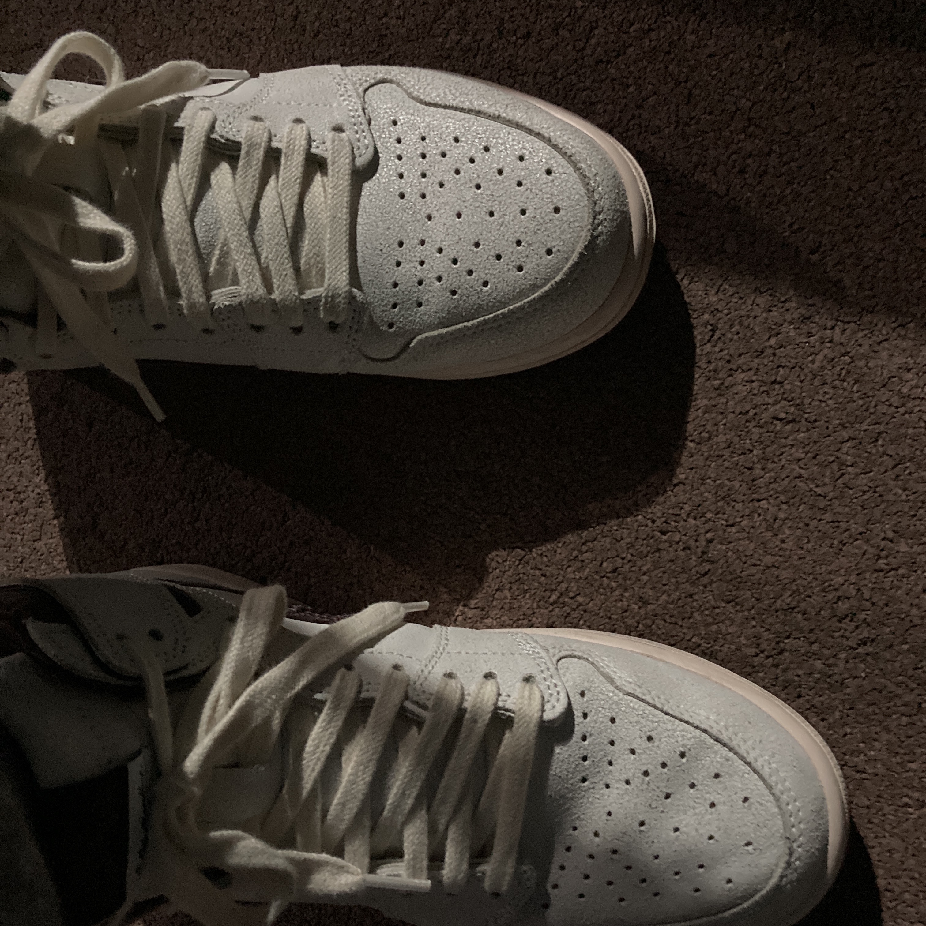 Jordan 1 x A Ma Maniere Retro High OG SP Sail and Burgundy 착용 스타일