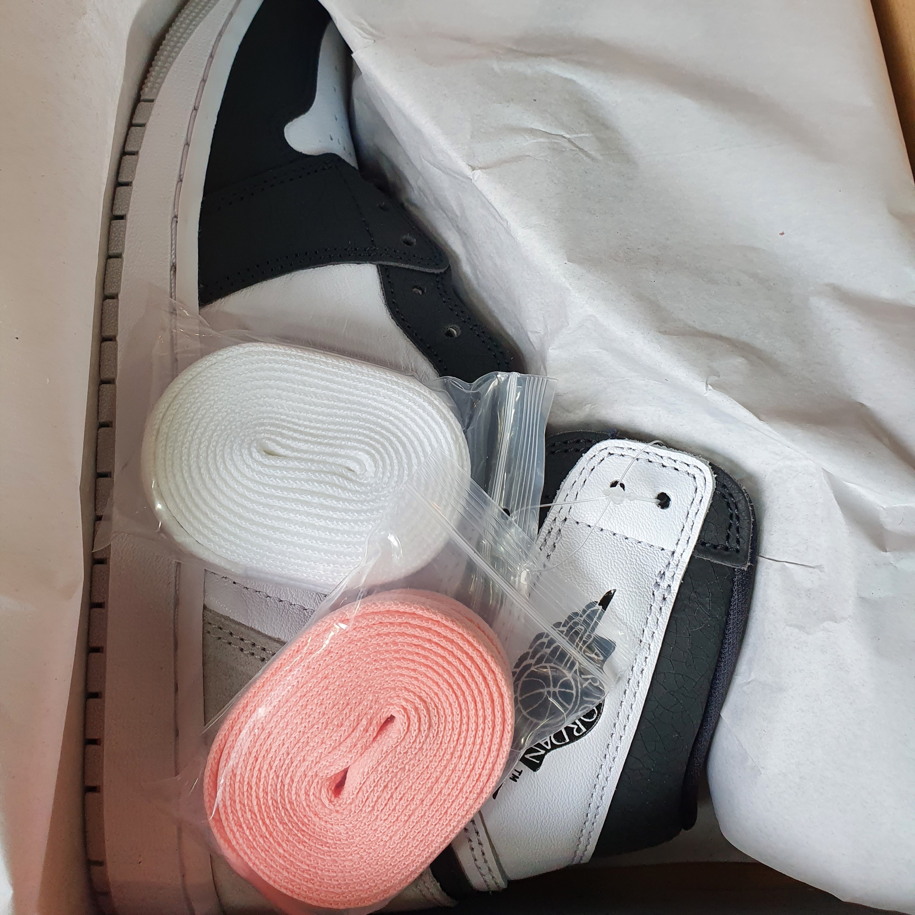 Jordan 1 Retro High OG Bleached Coral 착용 스타일 - 2