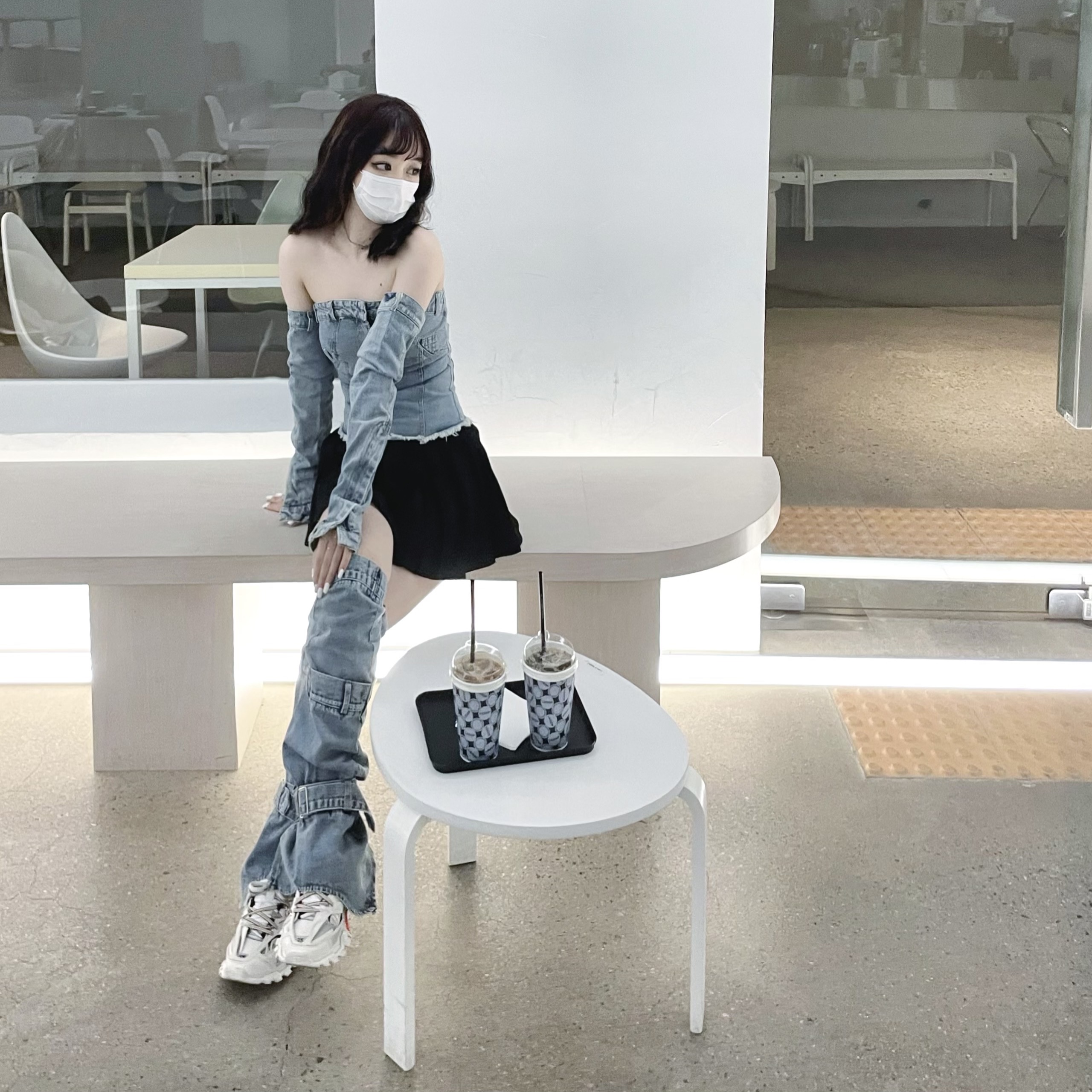 Balenciaga Track Sneakers White Orange 2019 착용 스타일 - 2