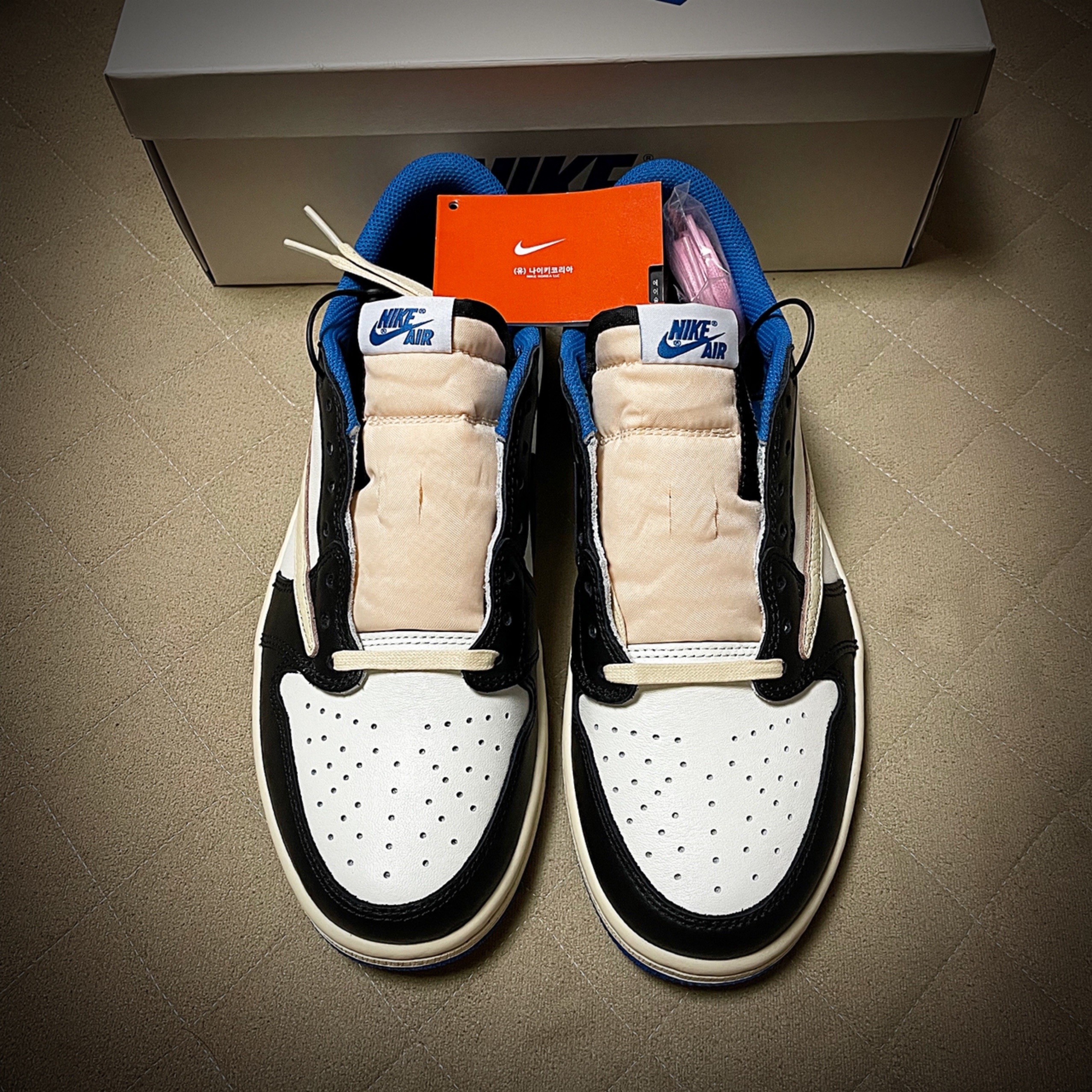 Jordan 1 x Travis Scott x Fragment Retro Low OG SP Military Blue 착용 스타일 - 1