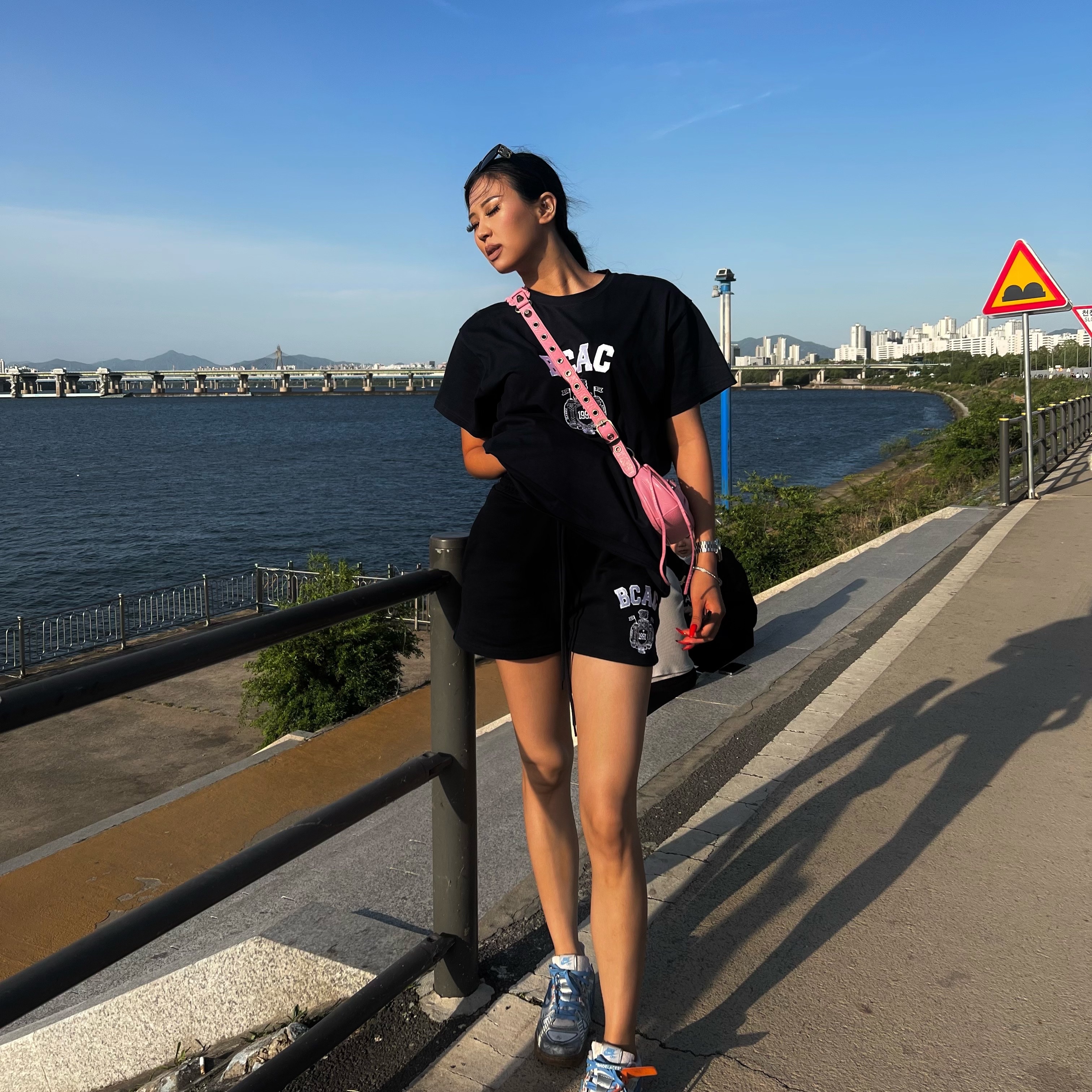 Balenciaga Arena Lambskin Le Cagole XS Shoulder Bag Light Pink, Nike x Off-White Air Rubber Dunk University Blue 착용 스타일