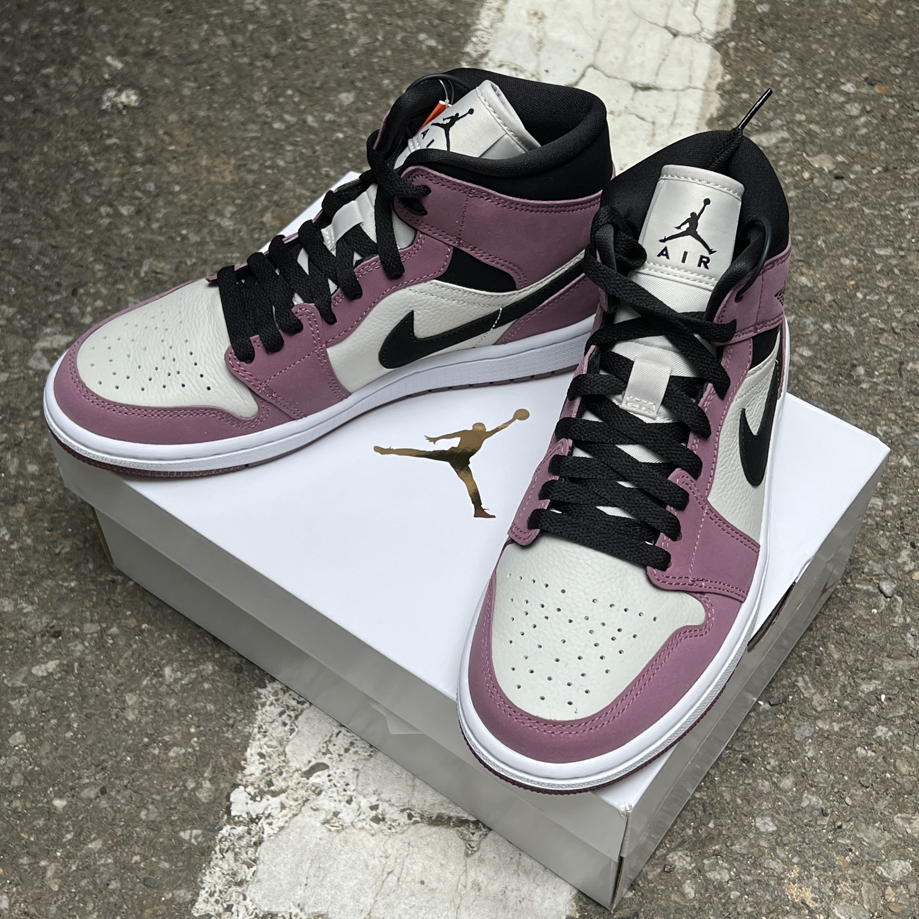 (W) Jordan 1 Mid SE Light Mulberry 착용 스타일 - 1