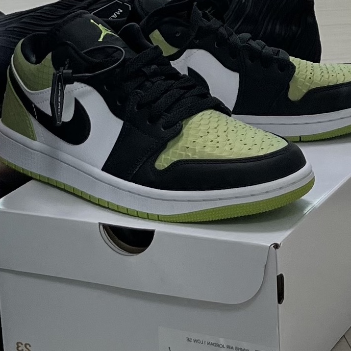 (W) Jordan 1 Low Vivid Green and Black 착용 스타일