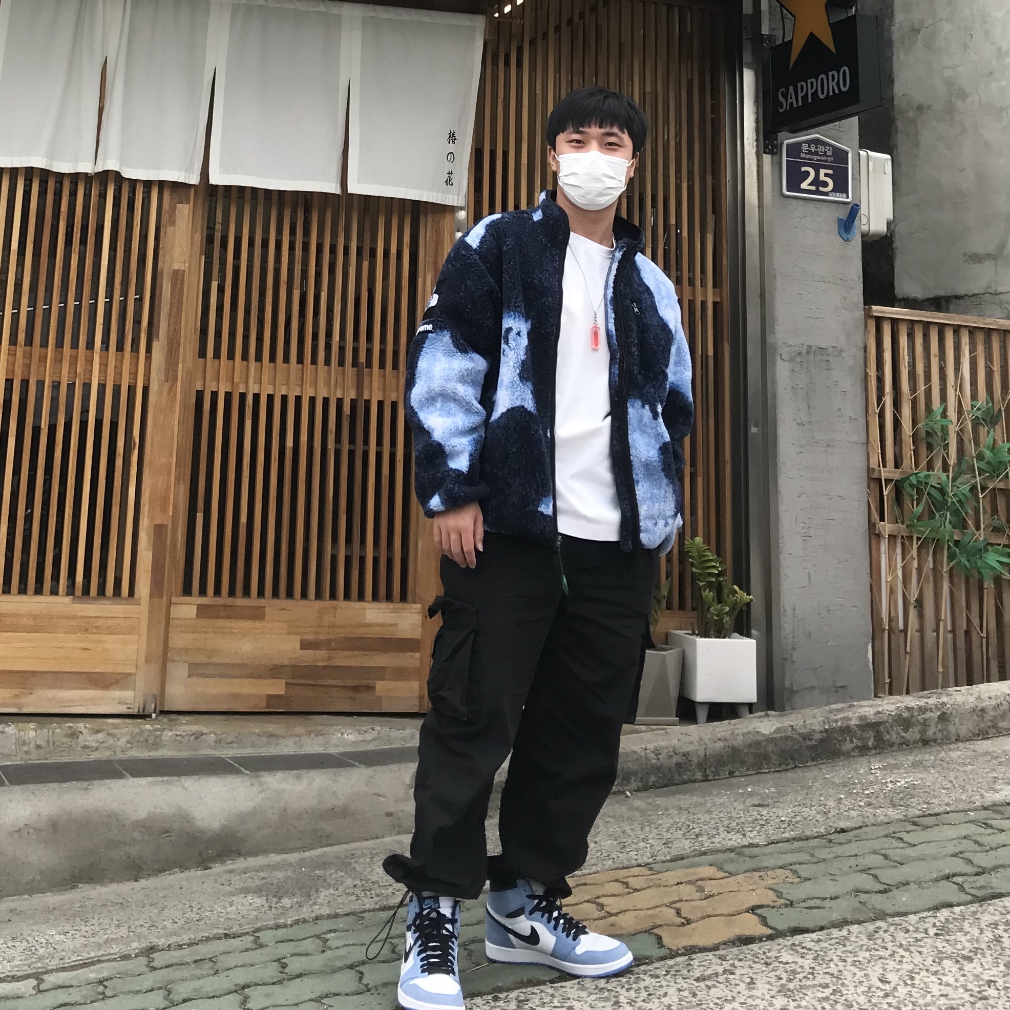 Supreme x The North Face Bleached Denim Print Fleece Jacket Indigo - 21FW, Jordan 1 Retro High OG University Blue 착용 스타일