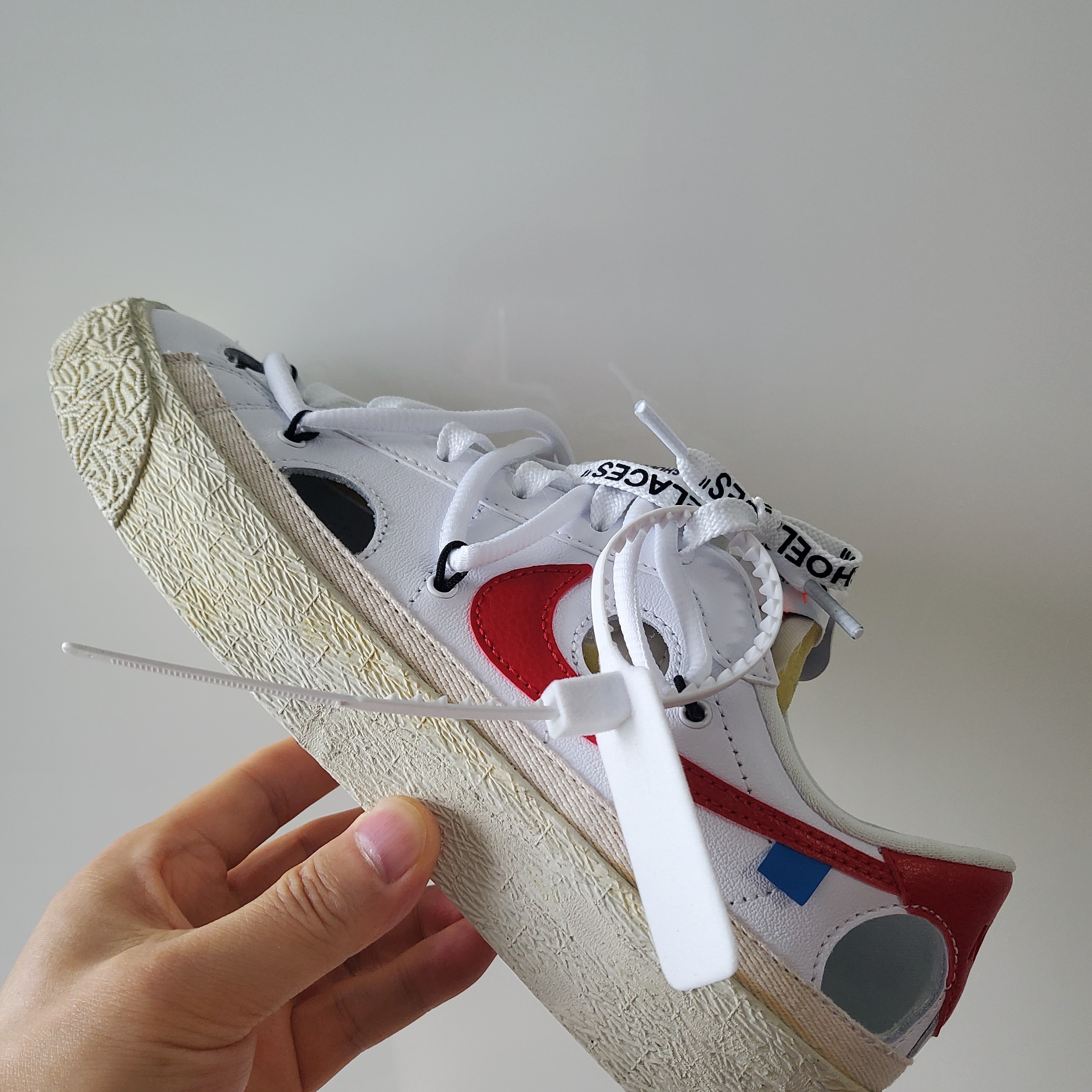 Nike x Off-White Blazer Low '77 White and University Red 착용 스타일 - 2