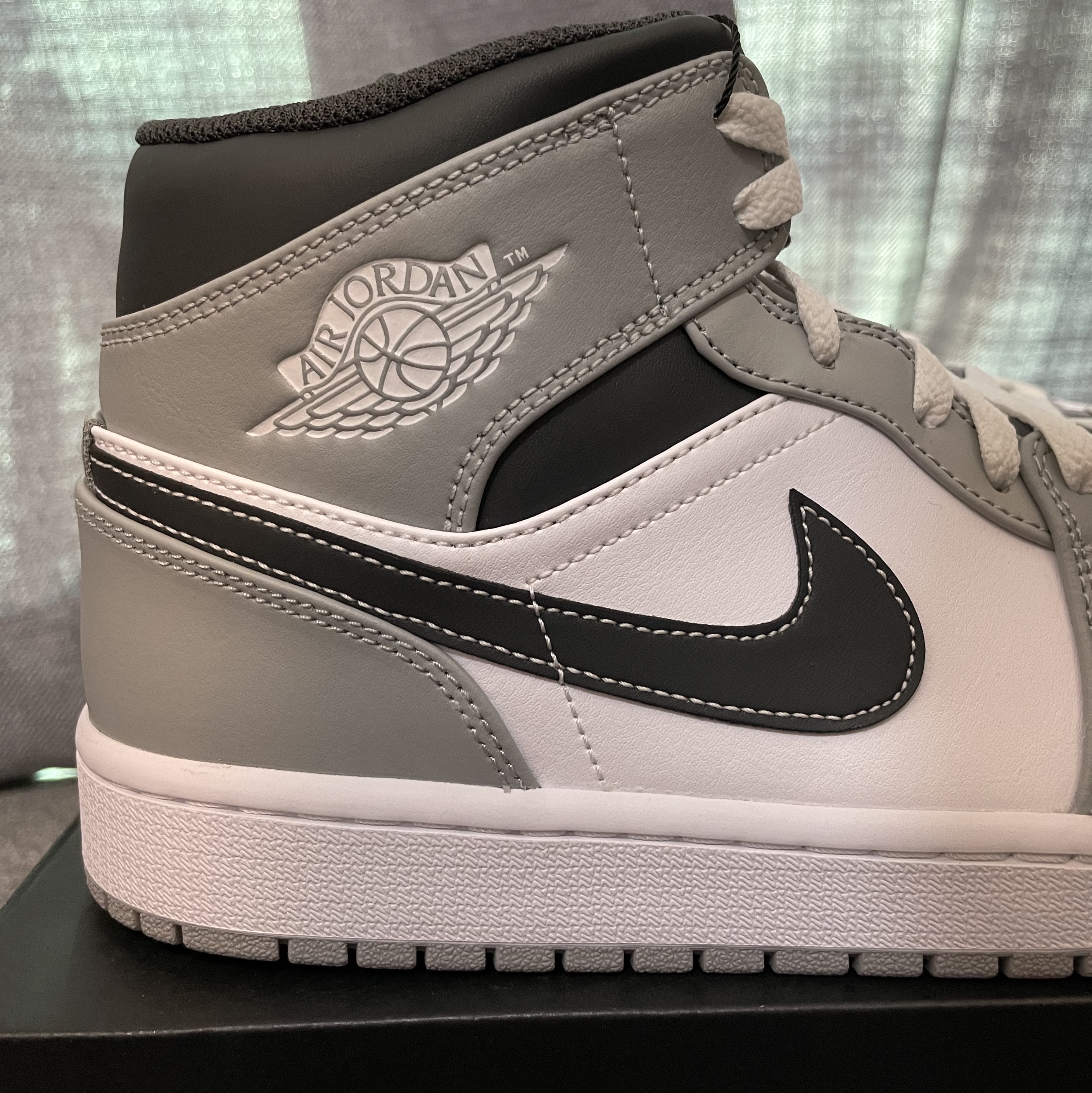 Jordan 1 Mid Light Smoke Grey Anthracite 착용 스타일 - 4
