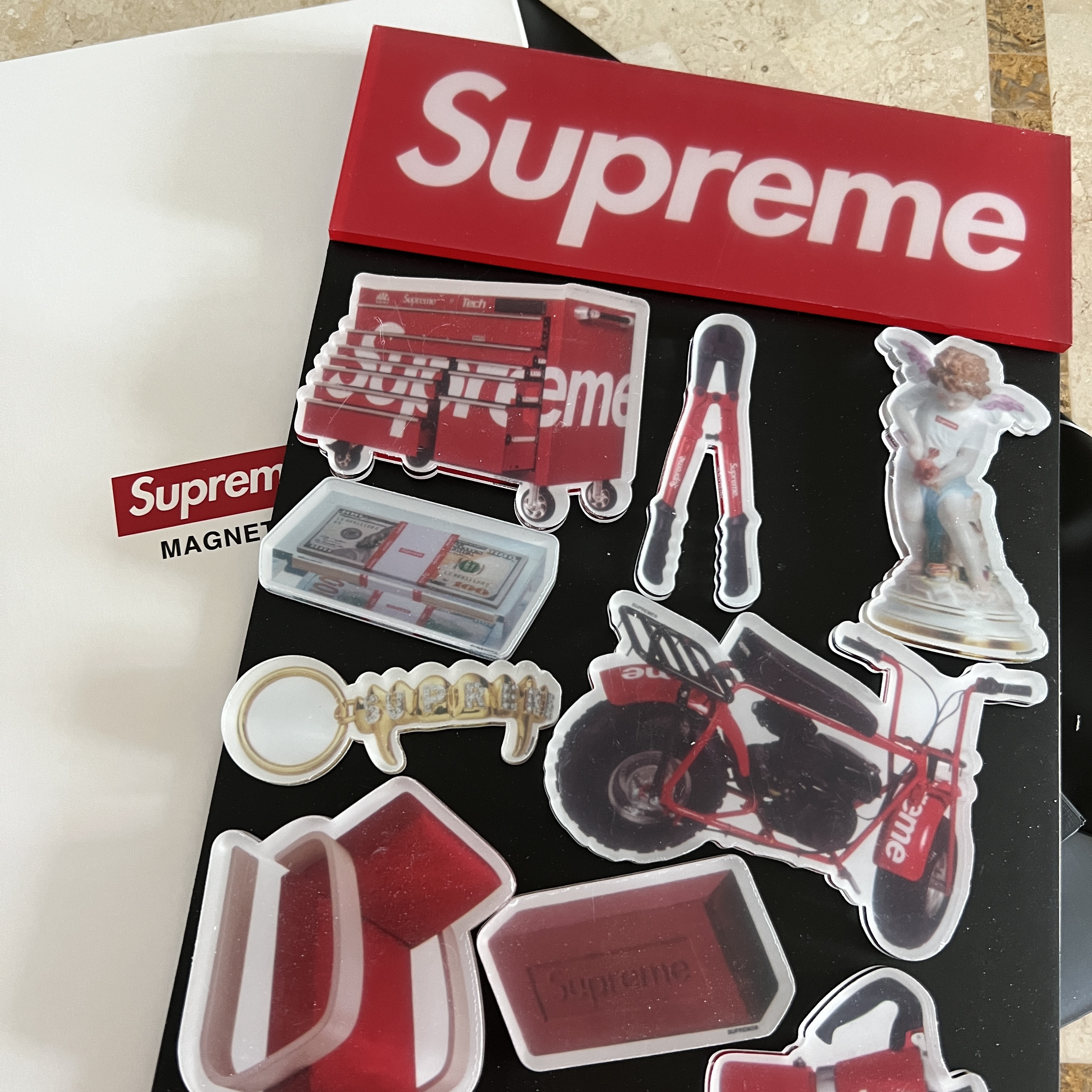 Supreme Magnets (10 Pack) 착용 스타일