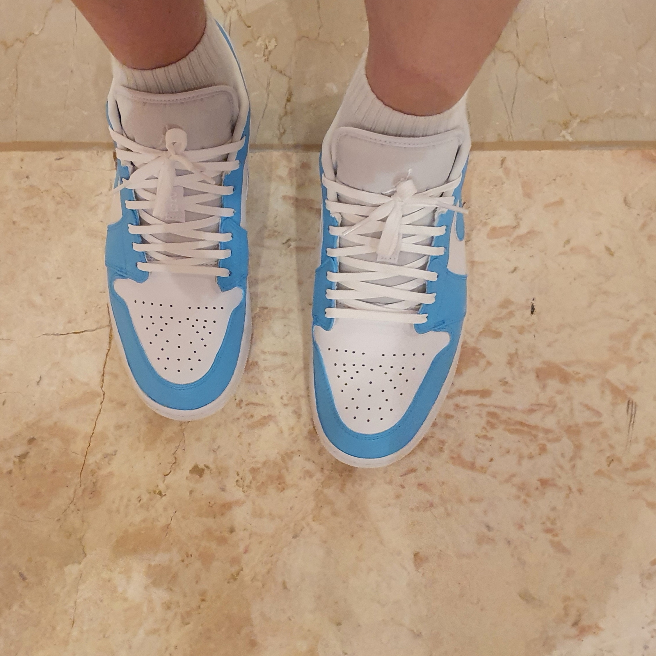 Jordan 1 Low Triple White Tumbled Leather 2020 착용 스타일 - 2