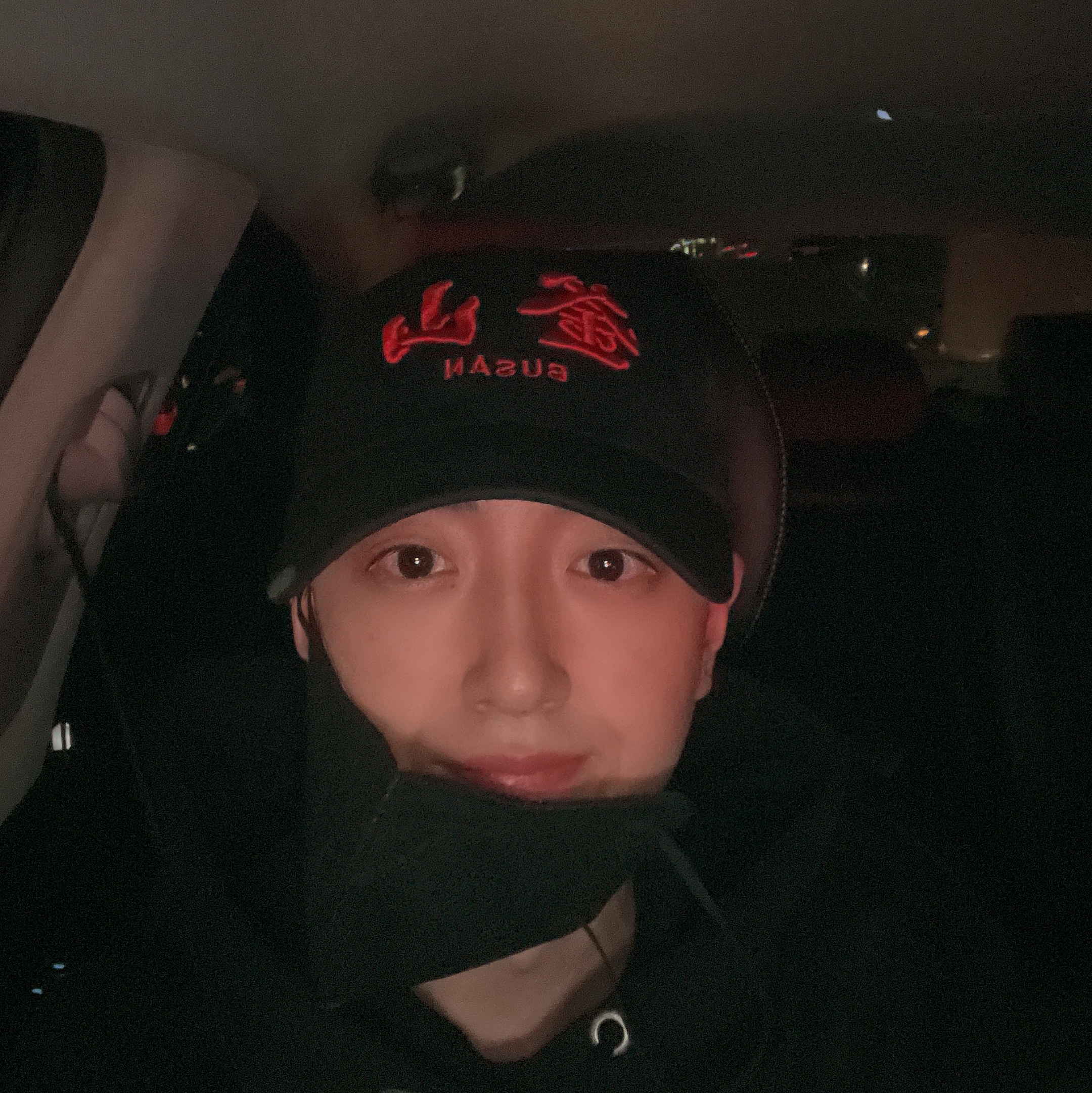 Darkr8m Studio Busan Red Logo Cap 착용 스타일