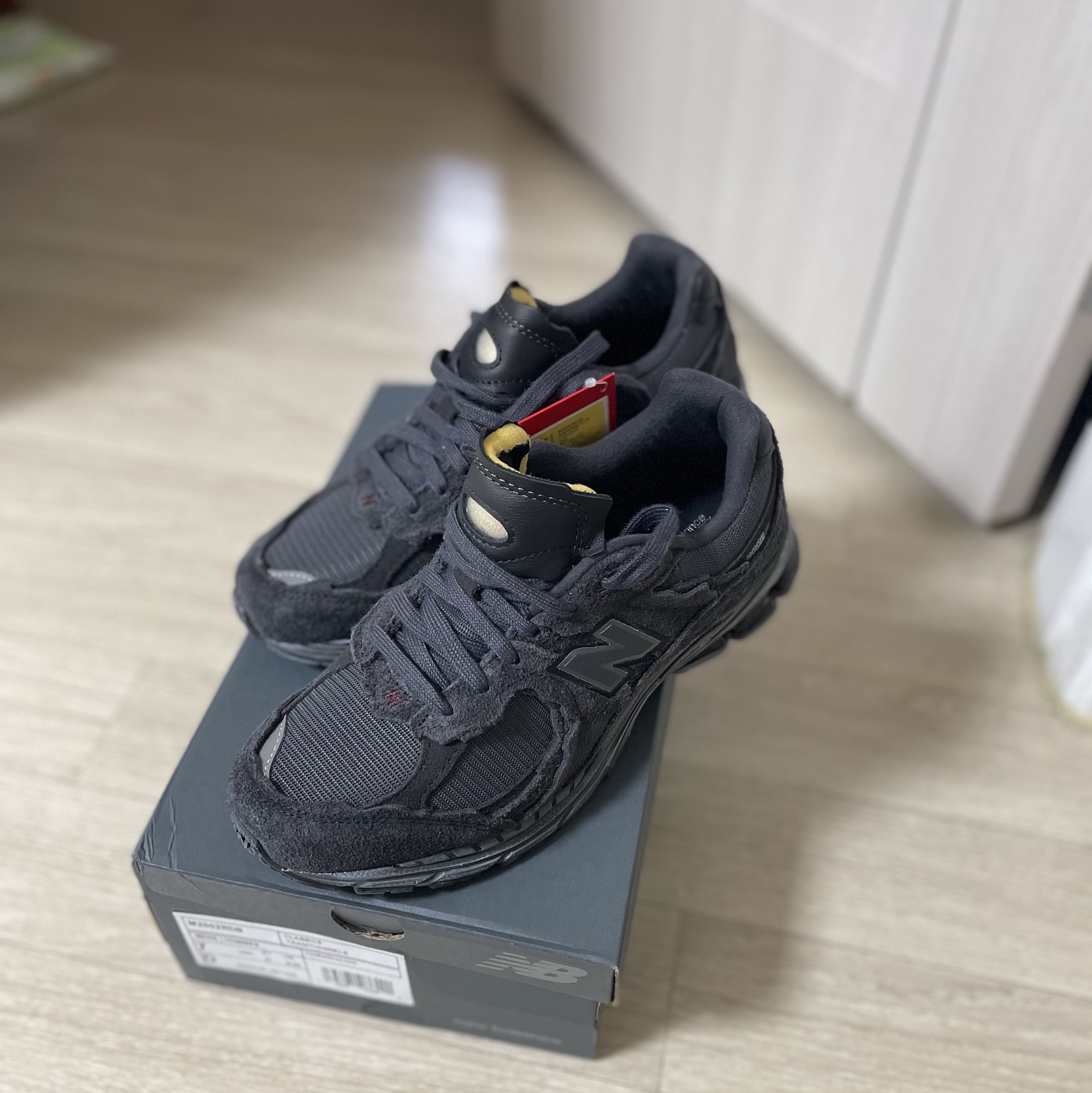 New Balance 2002R Protection Pack Phantom 착용 스타일