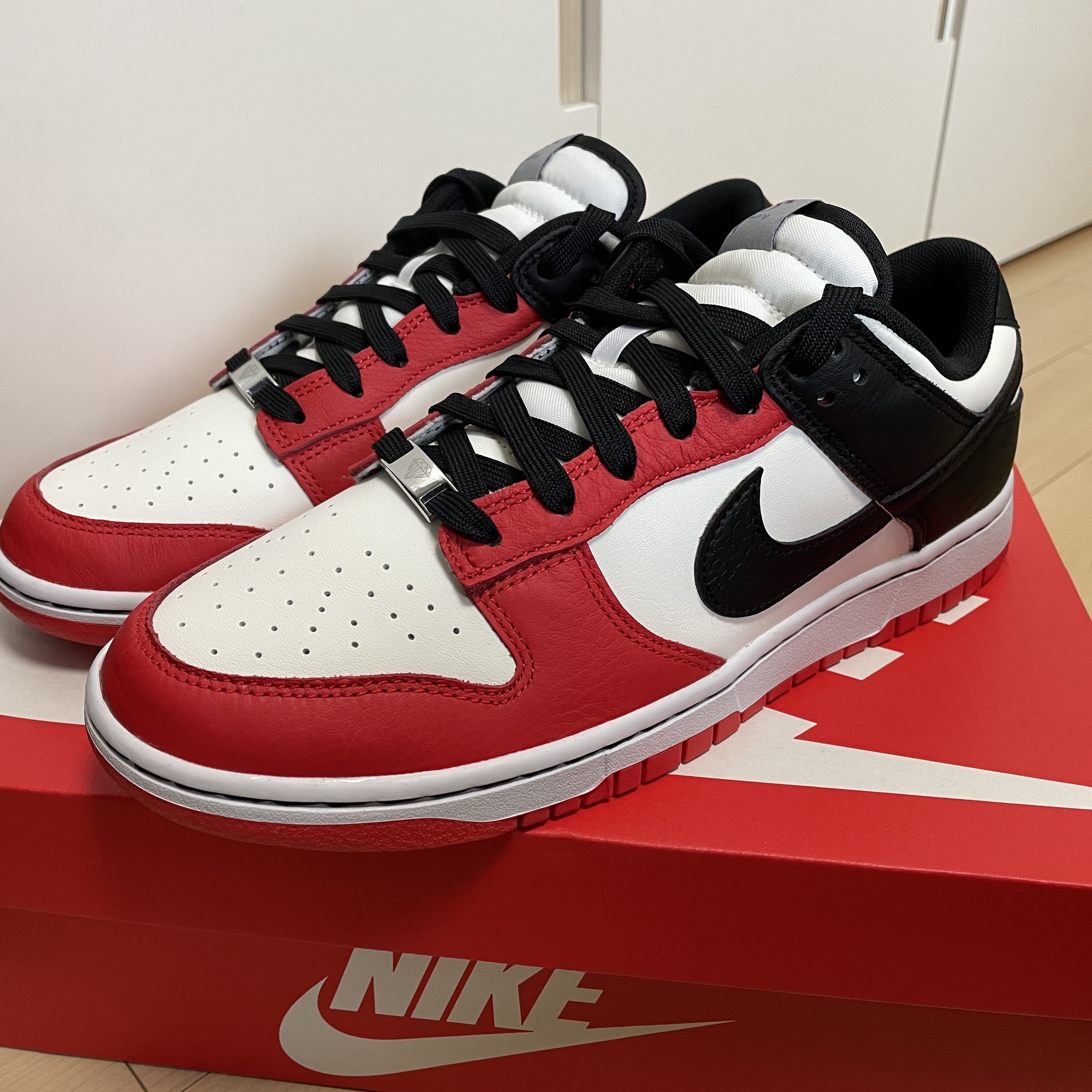 Nike x NBA Dunk Low Retro EMB Black and Chile Red 착용 스타일