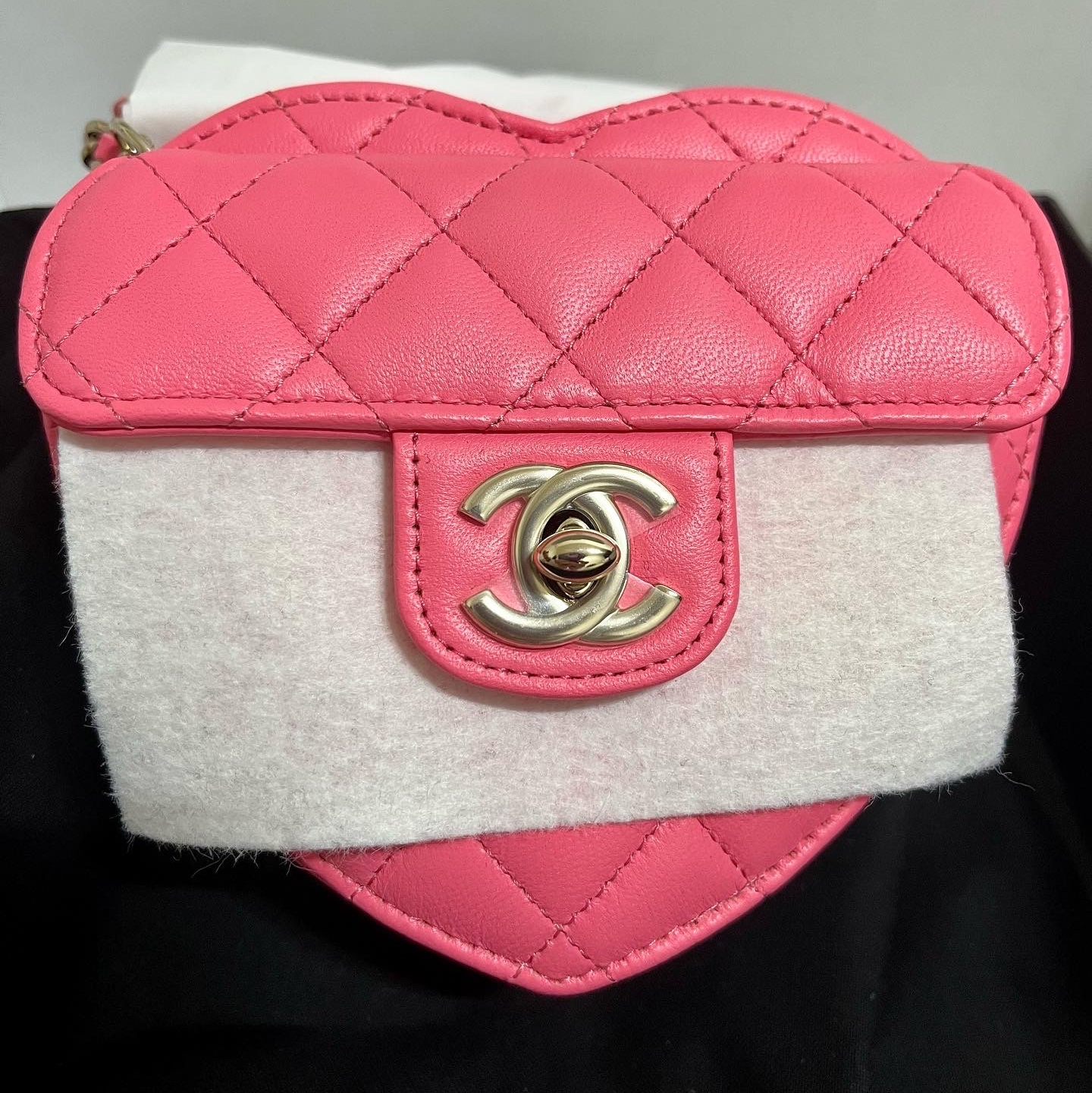 Chanel Heart Clutch with Chain Lambskin & Gold Coral Pink 착용 스타일